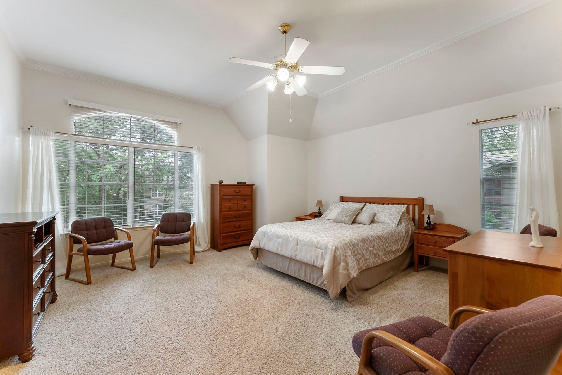 74 E Greywing Circle, The Woodlands, TX 77382 the primary bedroom is oversized........