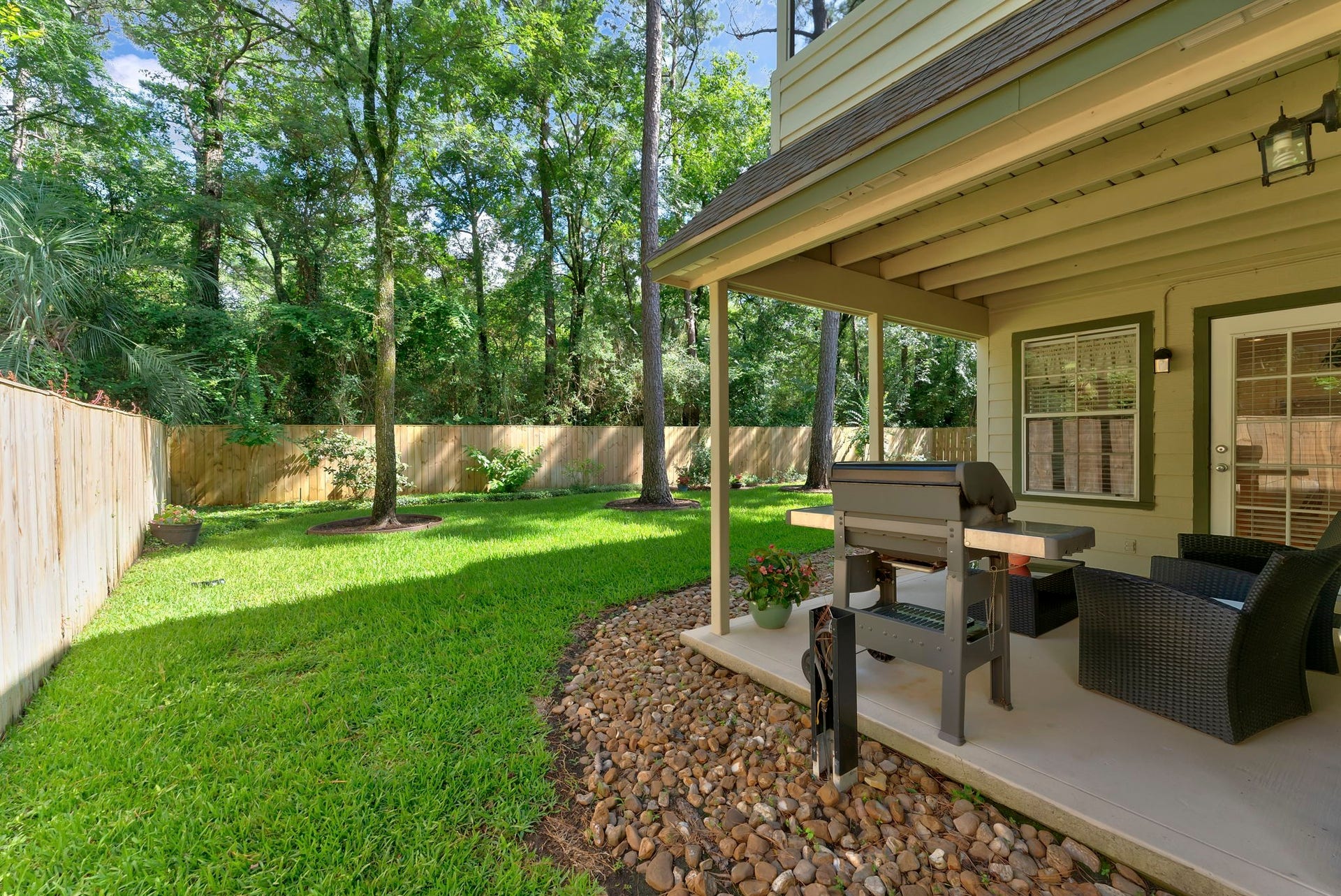 74 E Greywing Circle, The Woodlands, TX 77382 The beautiful backyard and covered patio......