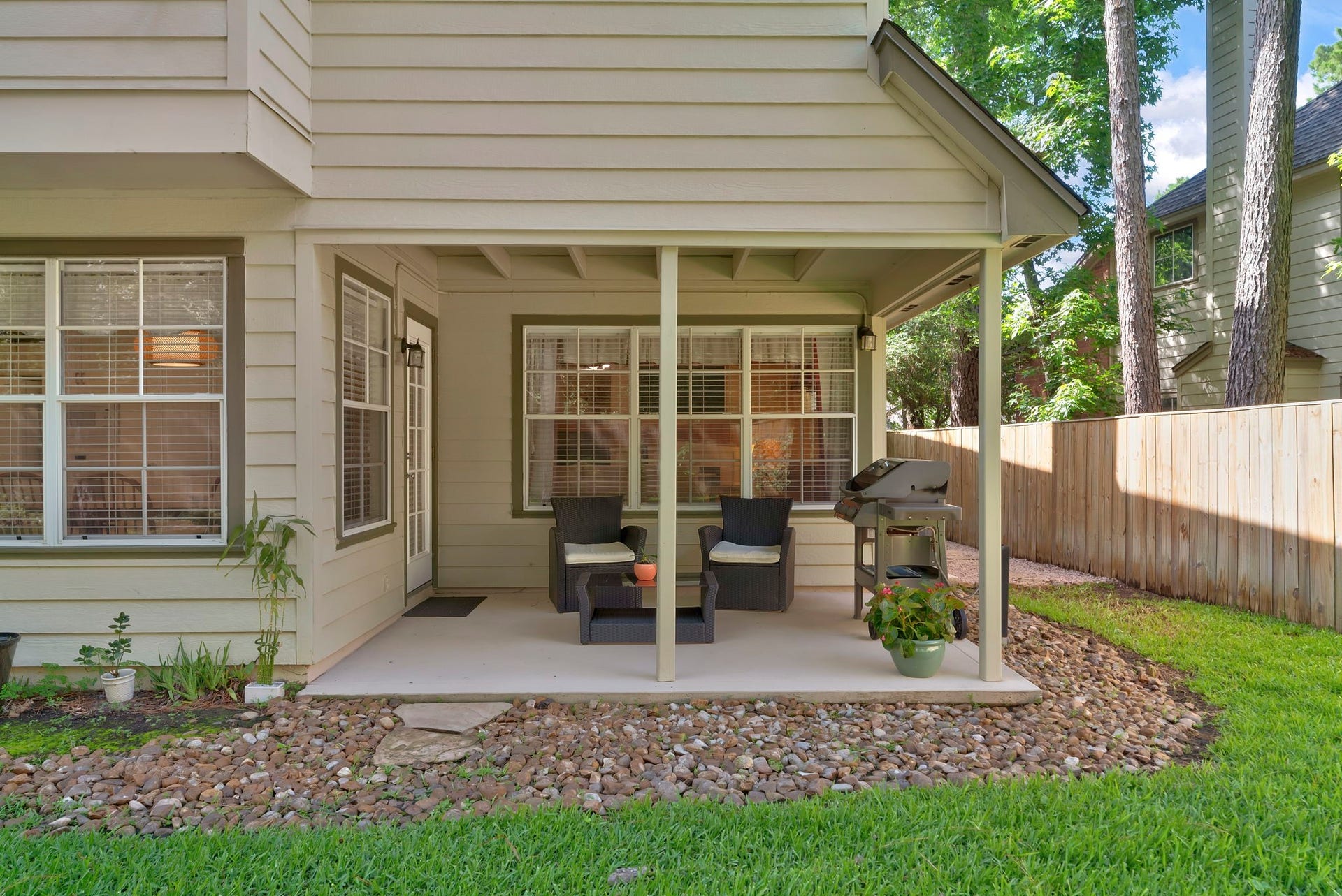 74 E Greywing Circle, The Woodlands, TX 77382 the covered patio is large enough for furniture and the grill..