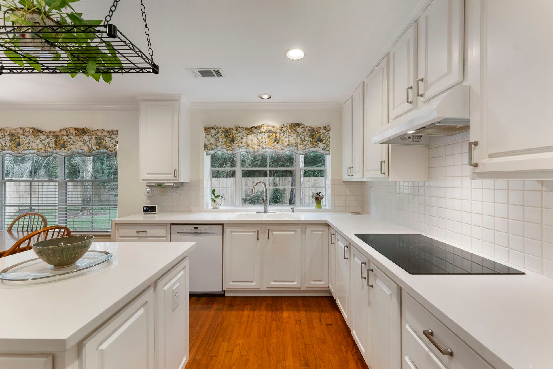 74 E Greywing Circle, The Woodlands, TX 77382 Another view of the kitchen........