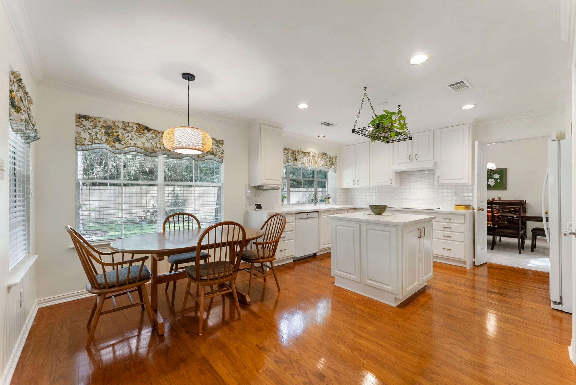 74 E Greywing Circle, The Woodlands, TX 77382 Kitchen and breakfast room..........