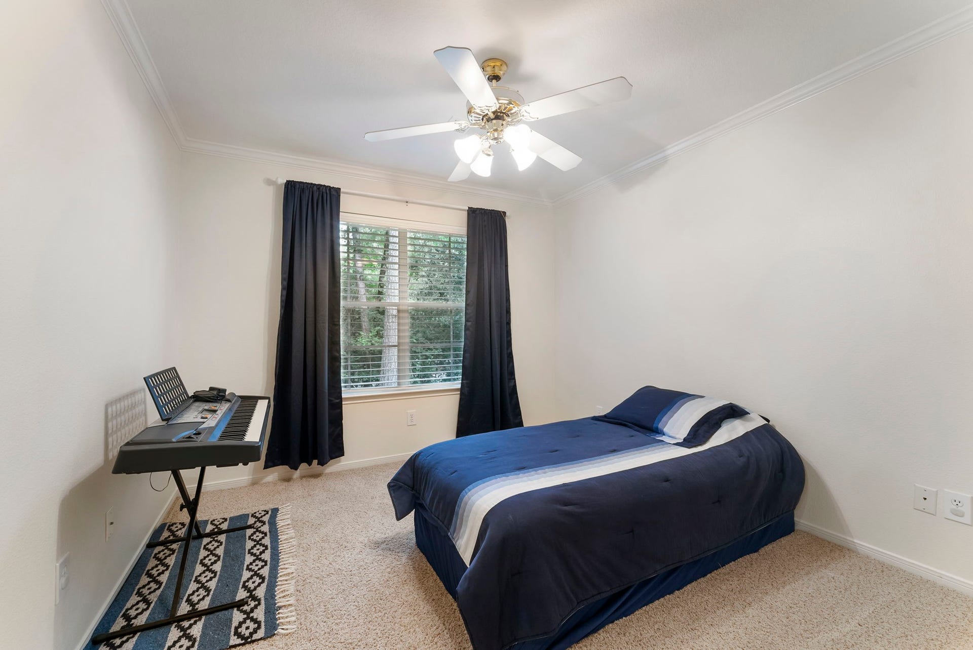 74 E Greywing Circle, The Woodlands, TX 77382 A secondary bedroom..........