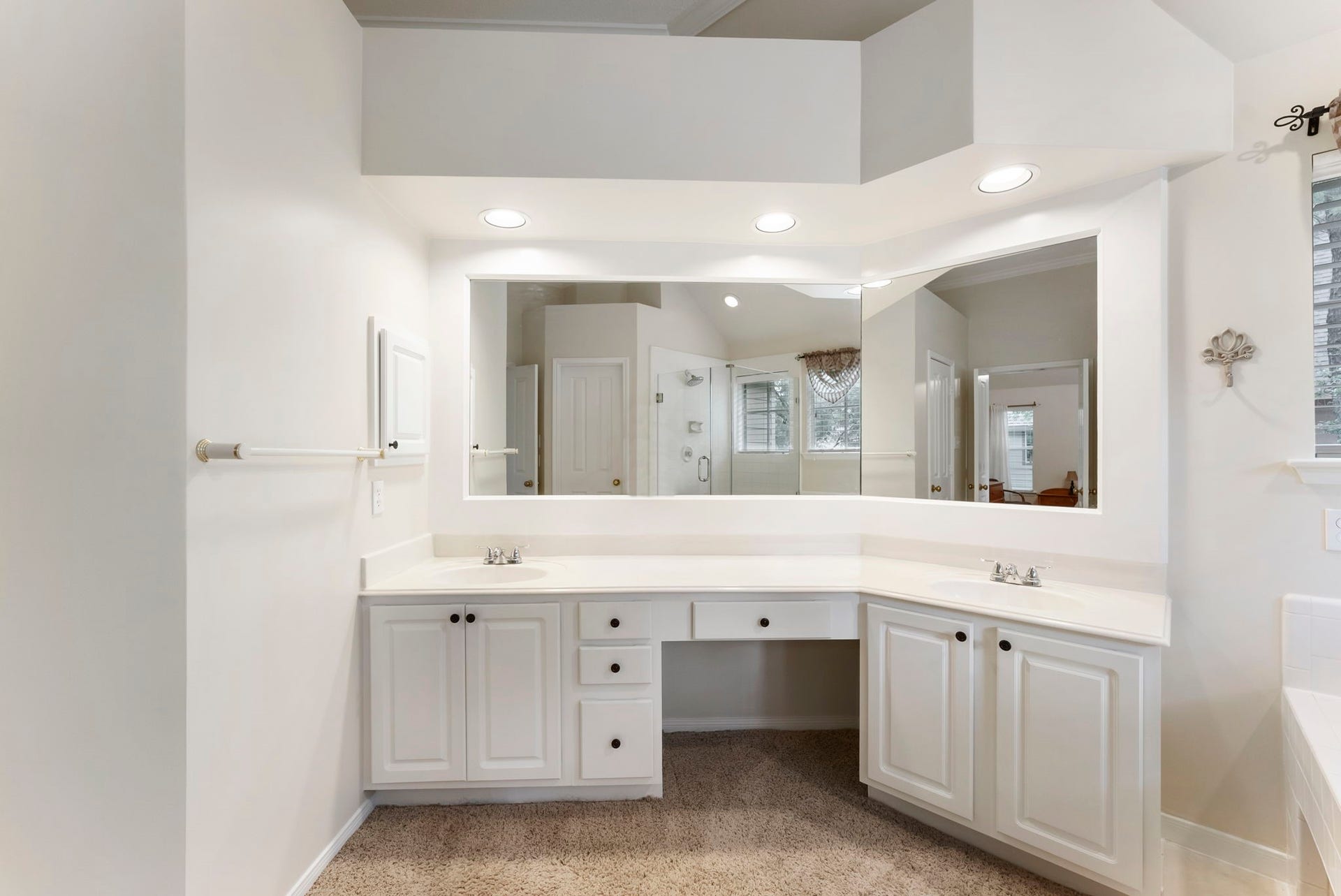 74 E Greywing Circle, The Woodlands, TX 77382 A sit down area in the counter is a bonus.......