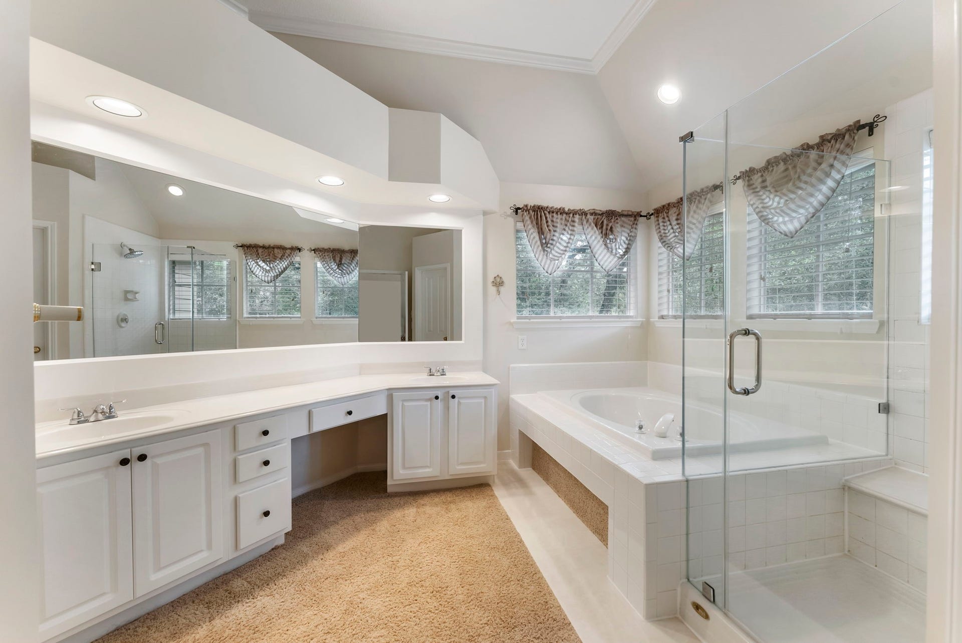 74 E Greywing Circle, The Woodlands, TX 77382 Spacious primary bath......... with glass shower enclosure.