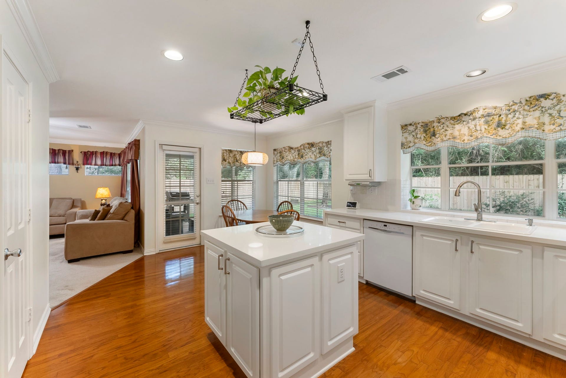 74 E Greywing Circle, The Woodlands, TX 77382 The kitchen is spotless! This family maintained the home so well!!