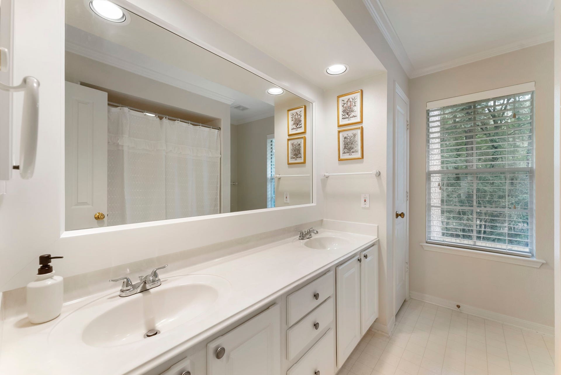 74 E Greywing Circle, The Woodlands, TX 77382 The secondary full bath has double sinks........