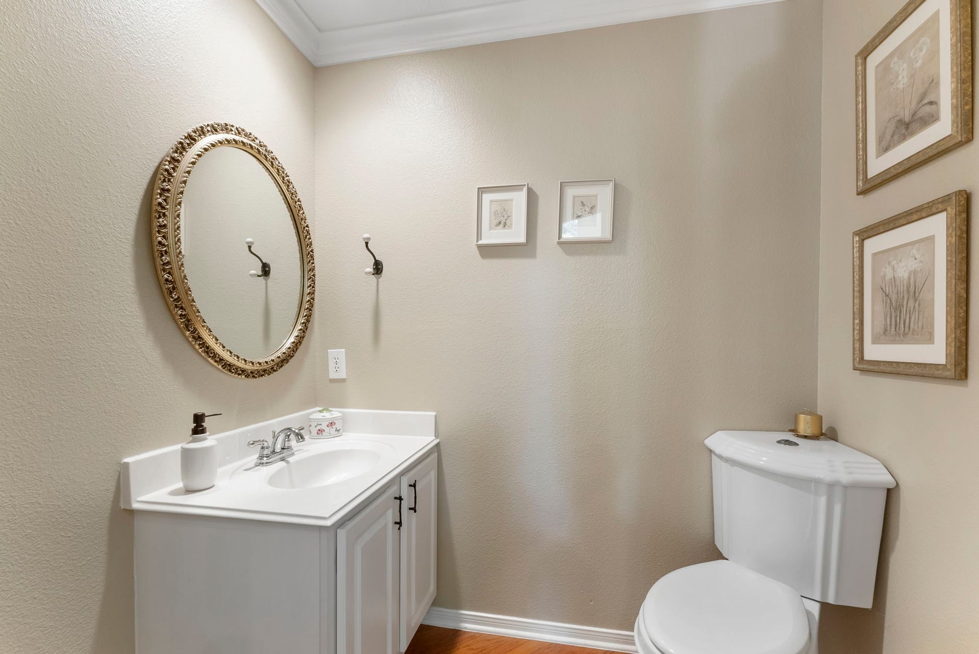 74 E Greywing Circle, The Woodlands, TX 77382 The powder bath is off the entry to accommodate guests...........