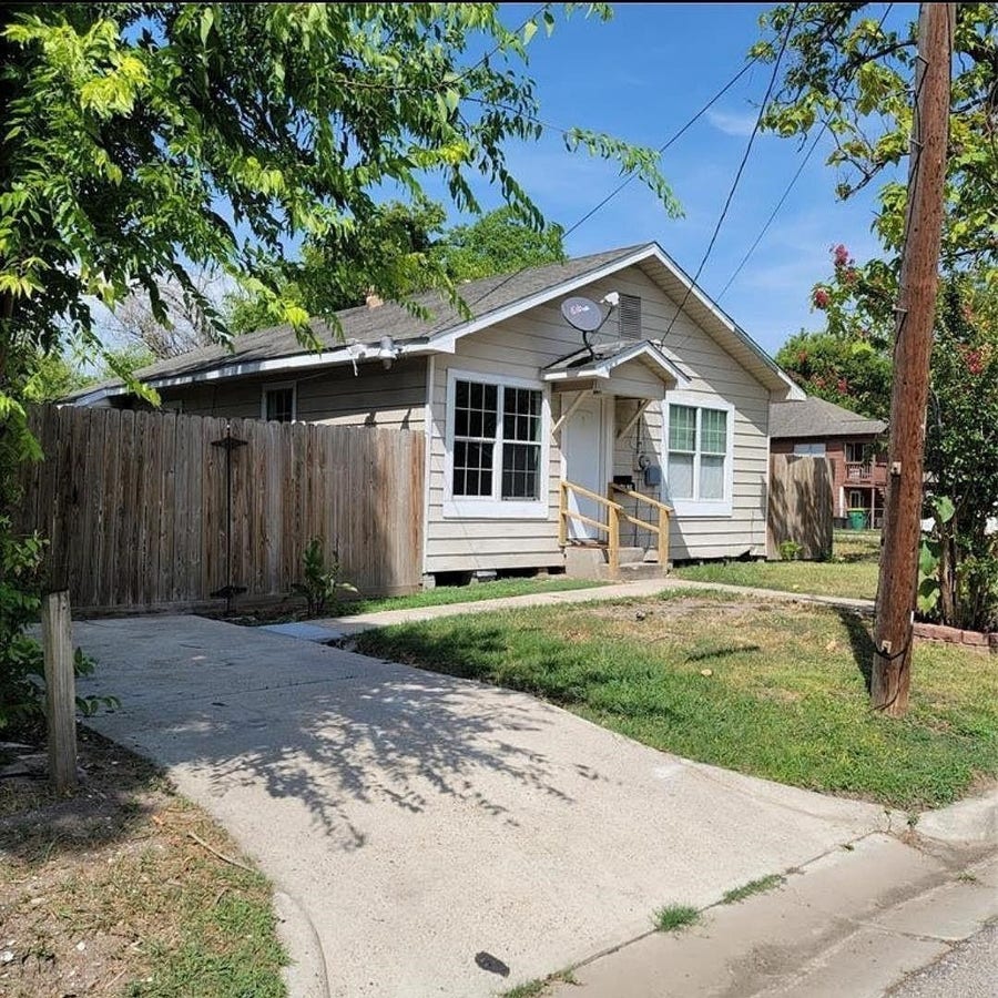 Property photo for 218 E Hunnicutt Street, Baytown, TX