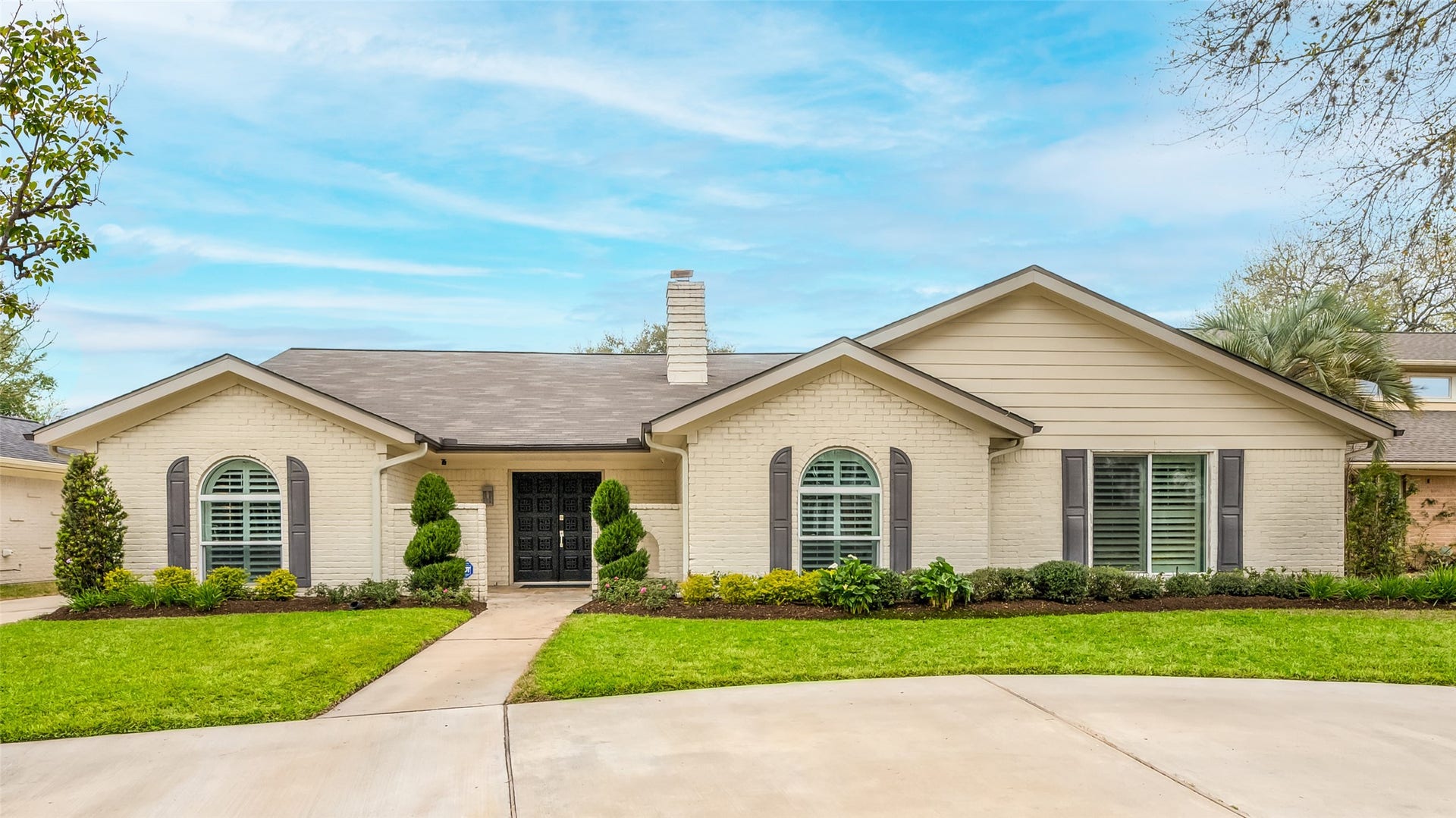 3119 Broadmoor Drive, Sugar Land, TX 77478 This charming ranch-style, one-story features a circular front driveway and is located in sought-after Sugar Creek Neighborhood. MOVE-IN READY All the work has been done! New roof installed in 2023.