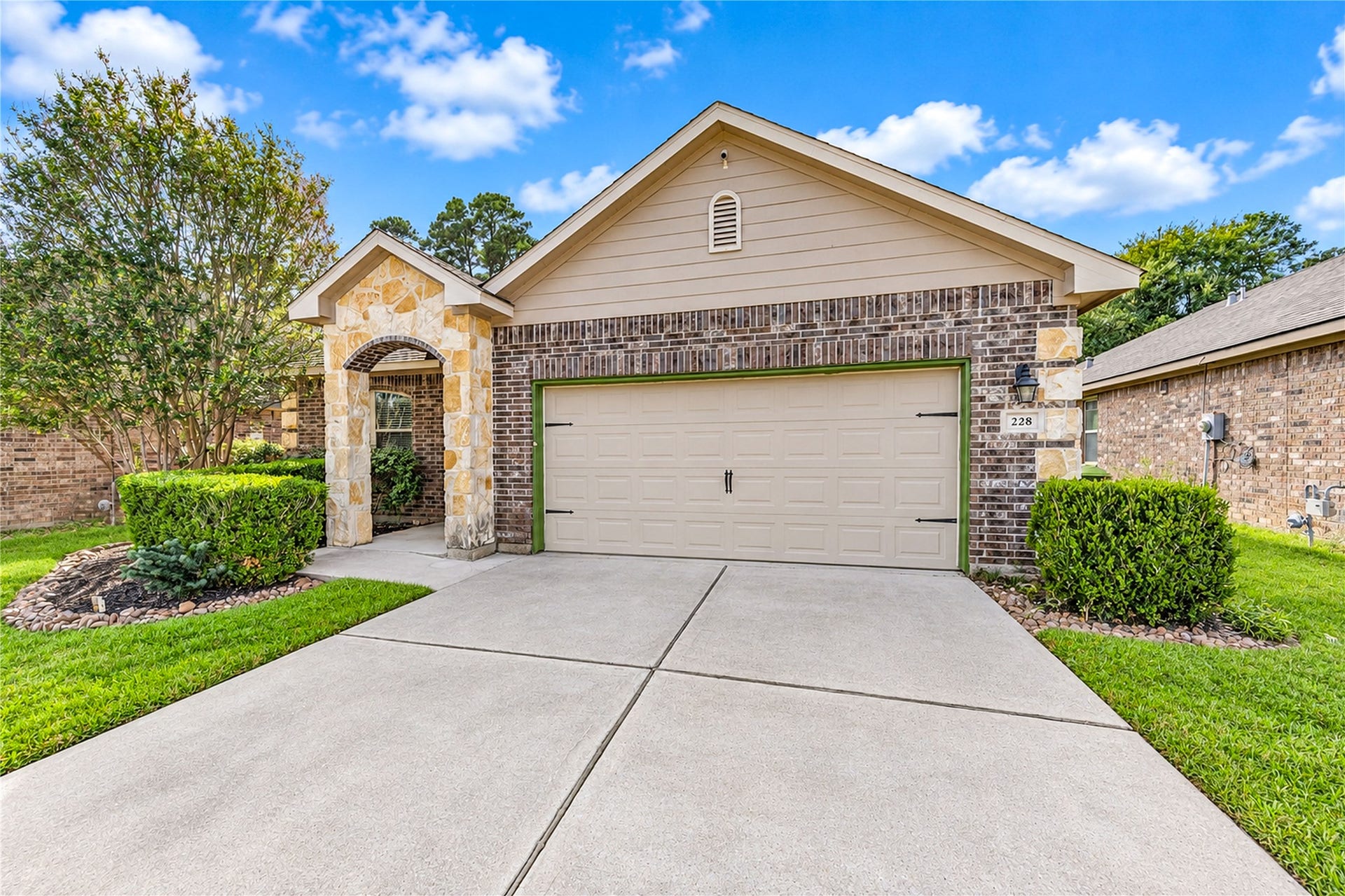228 Country Crossing Circle, Magnolia, TX 77354