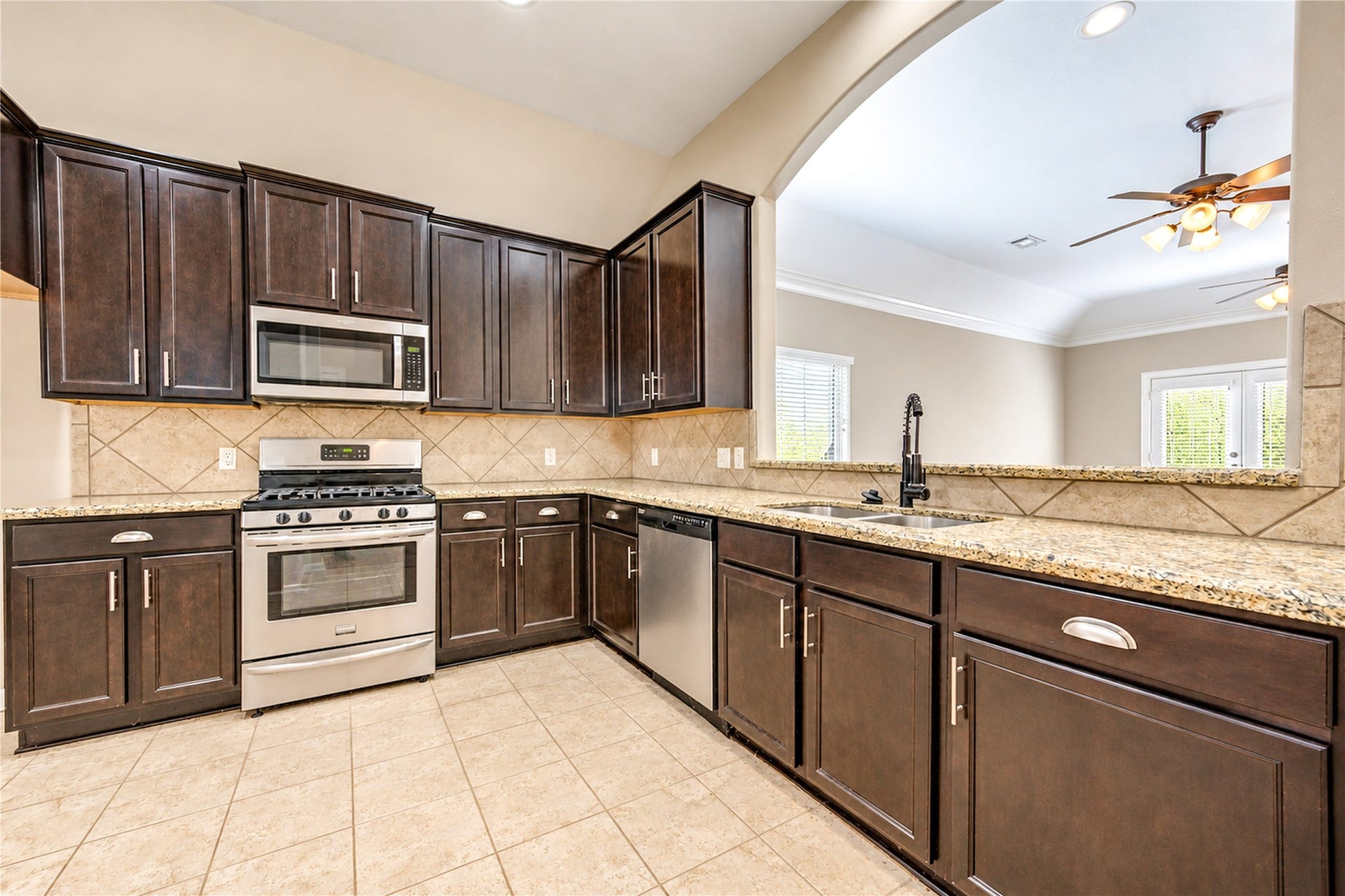 228 Country Crossing Circle, Magnolia, TX 77354