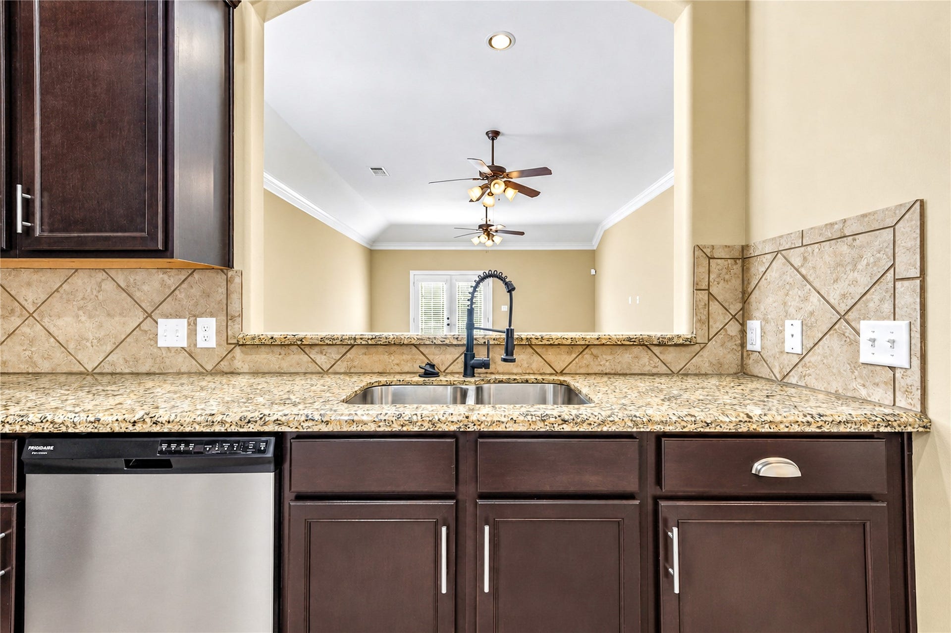 228 Country Crossing Circle, Magnolia, TX 77354