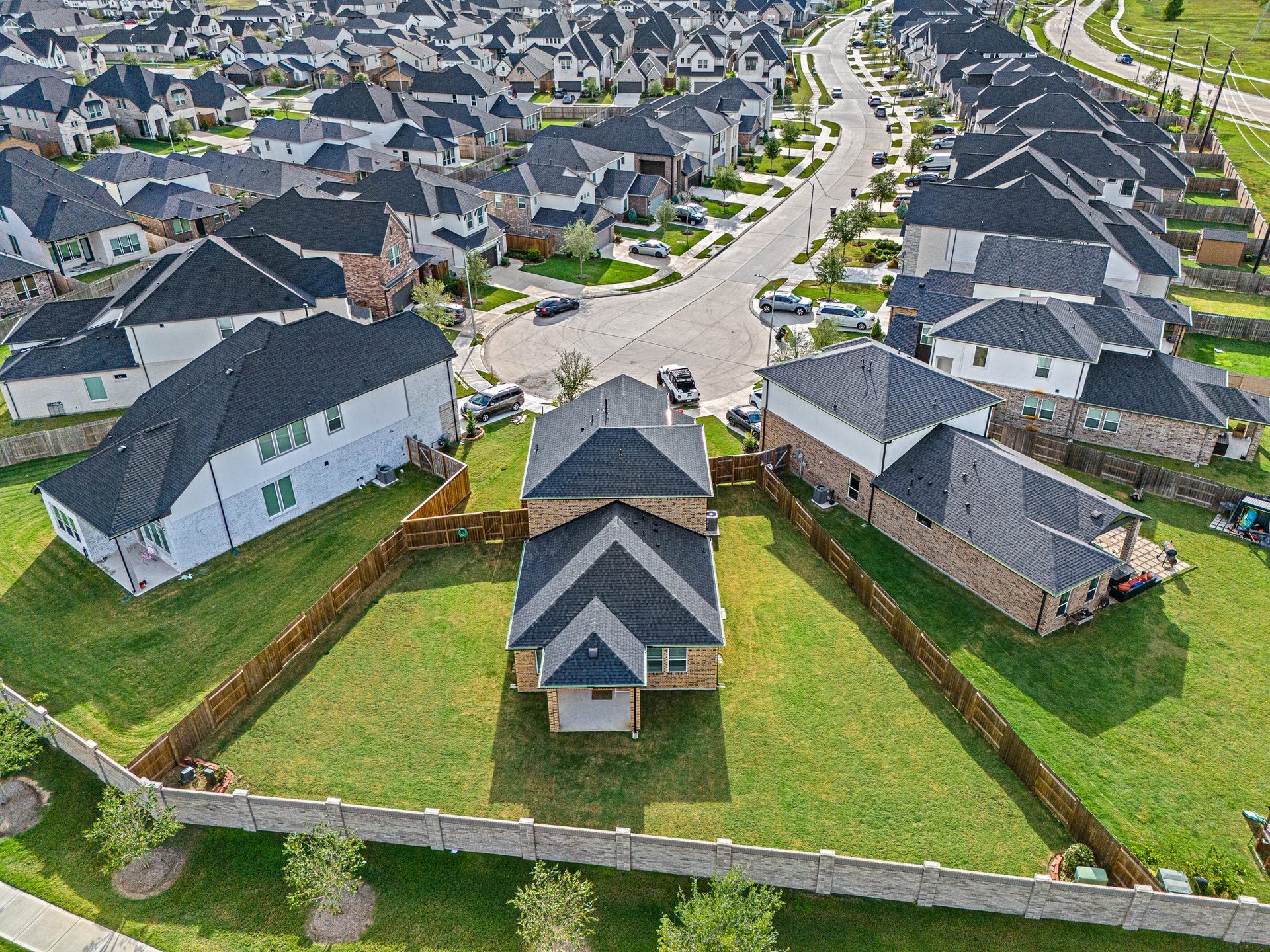 17602 Carnation Glen Drive, Richmond, TX 77407 RARE OVERSIZED CUL-DE-SAC LOT IN TRILLIUM 40! Only a handful of homes in the 40-foot section offer this combination of extra yard space and a cul-de-sac location. Buyers seeking a comparable large cul-de-sac lot from the builder currently have just one available option: 17602 Carnation Glen.