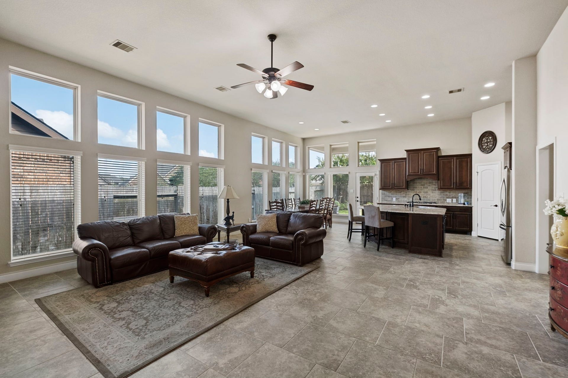 2030 Rainy Mist Drive, Missouri City, TX 77459 Spacious living area with soaring ceilings, abundant windows, and plenty of natural light.