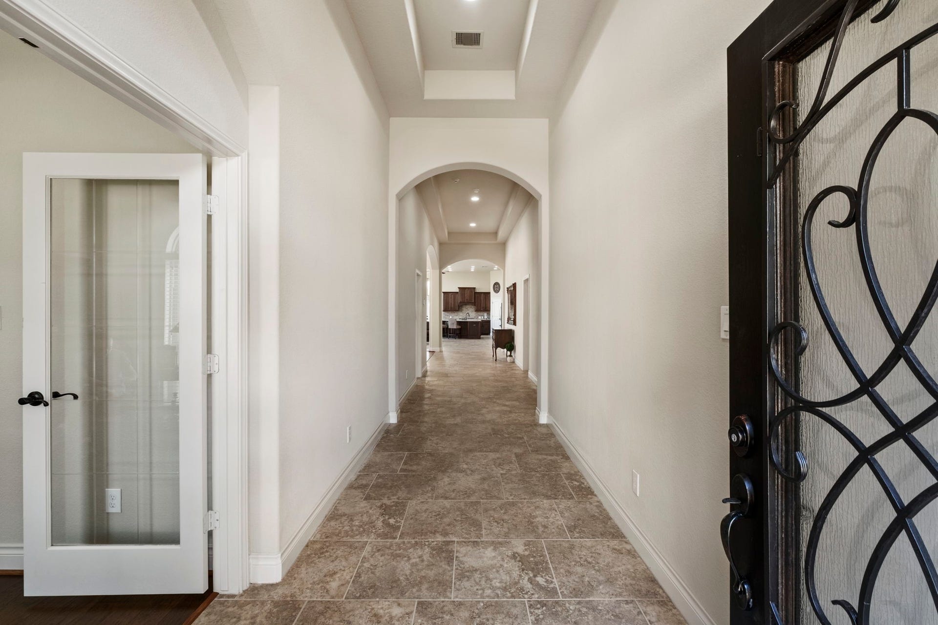 2030 Rainy Mist Drive, Missouri City, TX 77459 Bright entry hall offers a warm welcome and a clear view into the heart of the home.