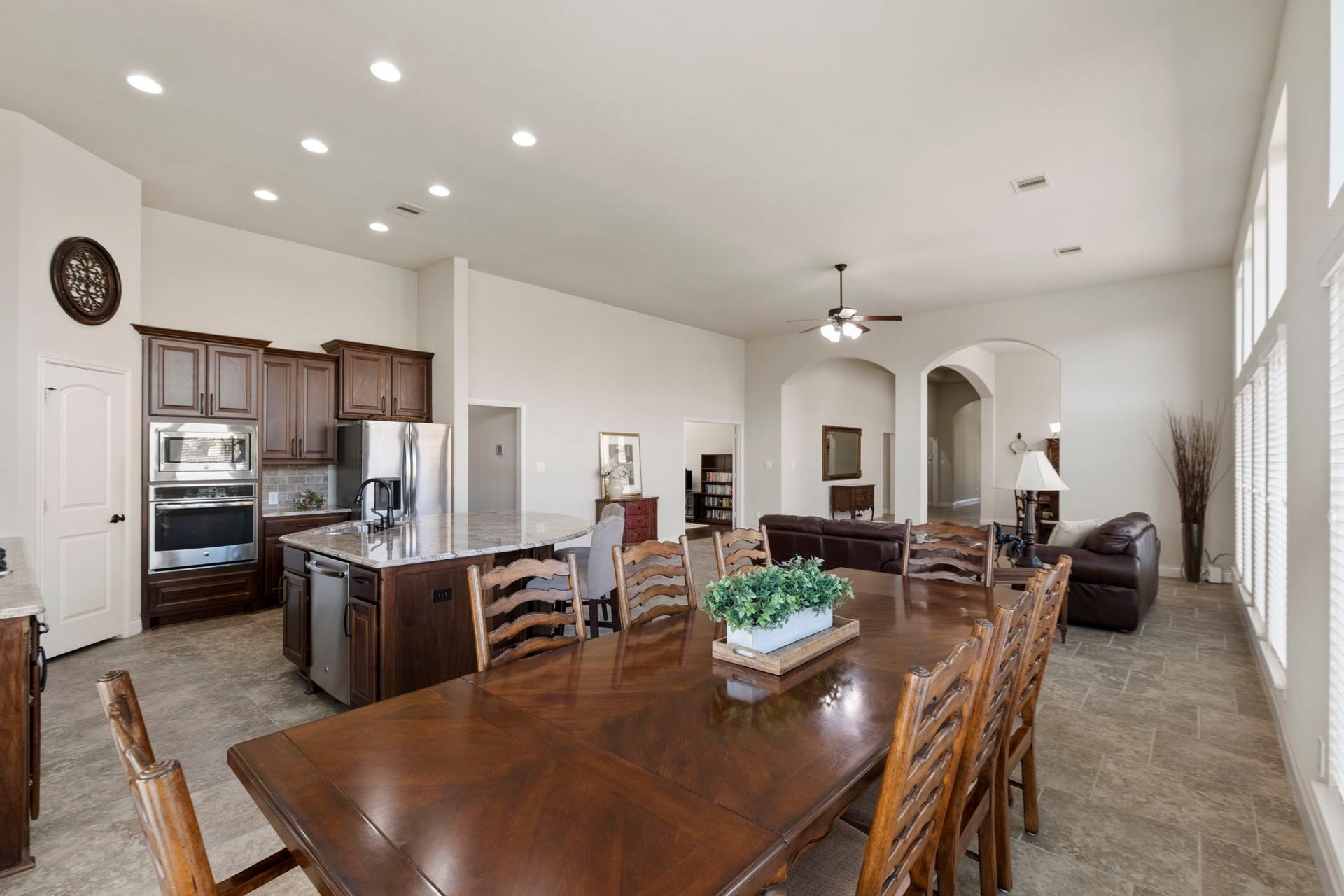 2030 Rainy Mist Drive, Missouri City, TX 77459 Conveniently located just off the kitchen, the breakfast area enjoys abundant natural light and backyard views.