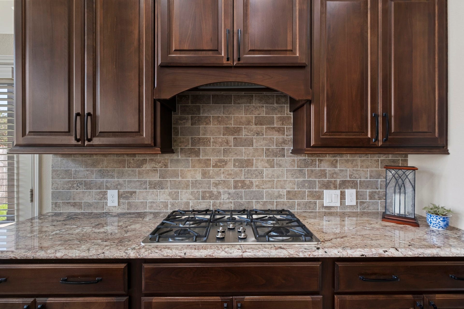 2030 Rainy Mist Drive, Missouri City, TX 77459 The gas cooktop is perfect for making home cooked meals.