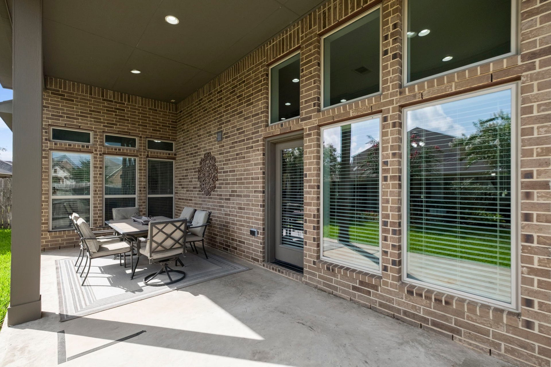 2030 Rainy Mist Drive, Missouri City, TX 77459 Expansive covered patio provides a shaded setting for outdoor dining and entertaining.