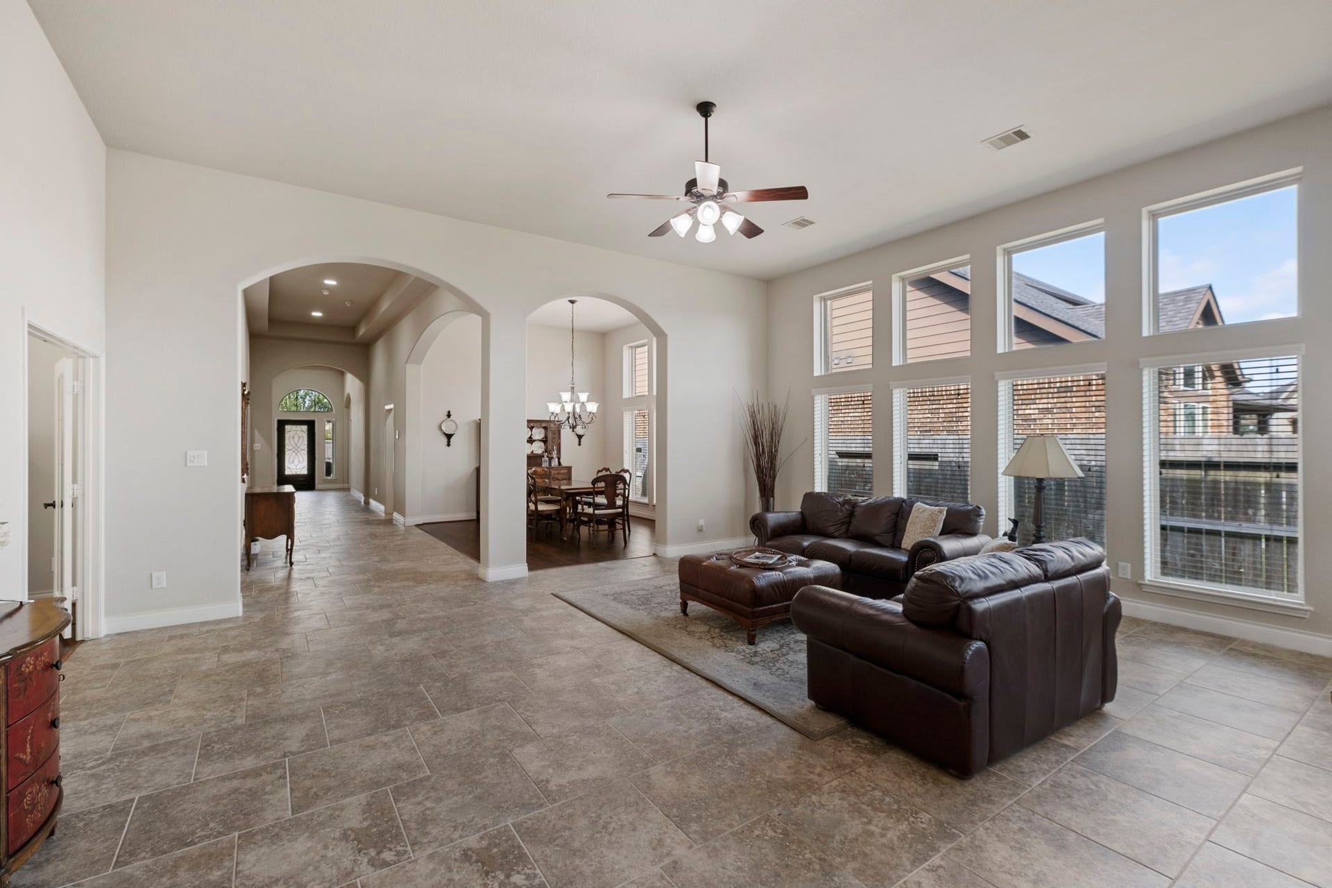2030 Rainy Mist Drive, Missouri City, TX 77459 Expansive windows fill the living area with natural light while overlooking the backyard.