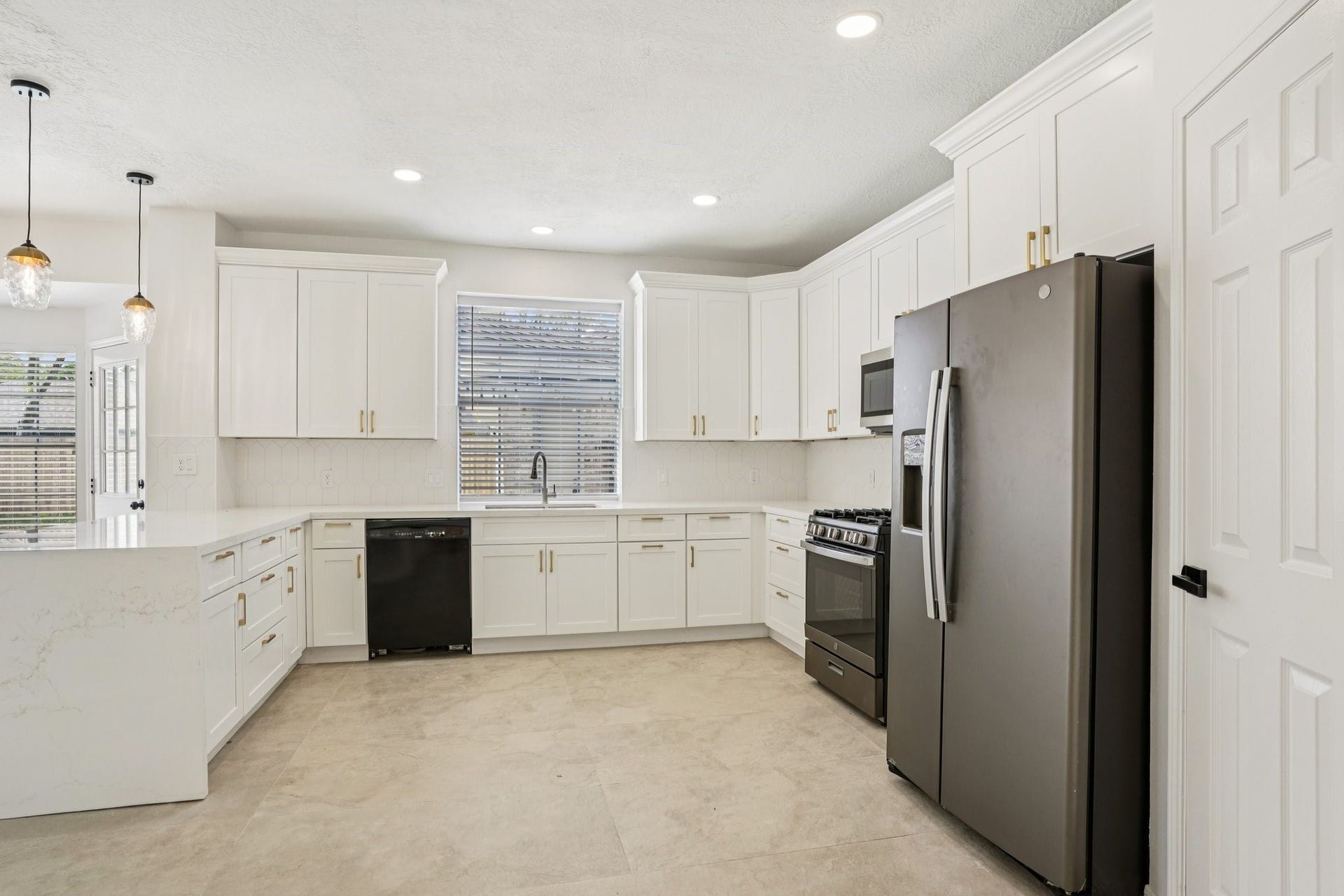 1808 N Mission Circle, Friendswood, TX 77546 1808 N Mission Circle, Friendswood, TX 77546