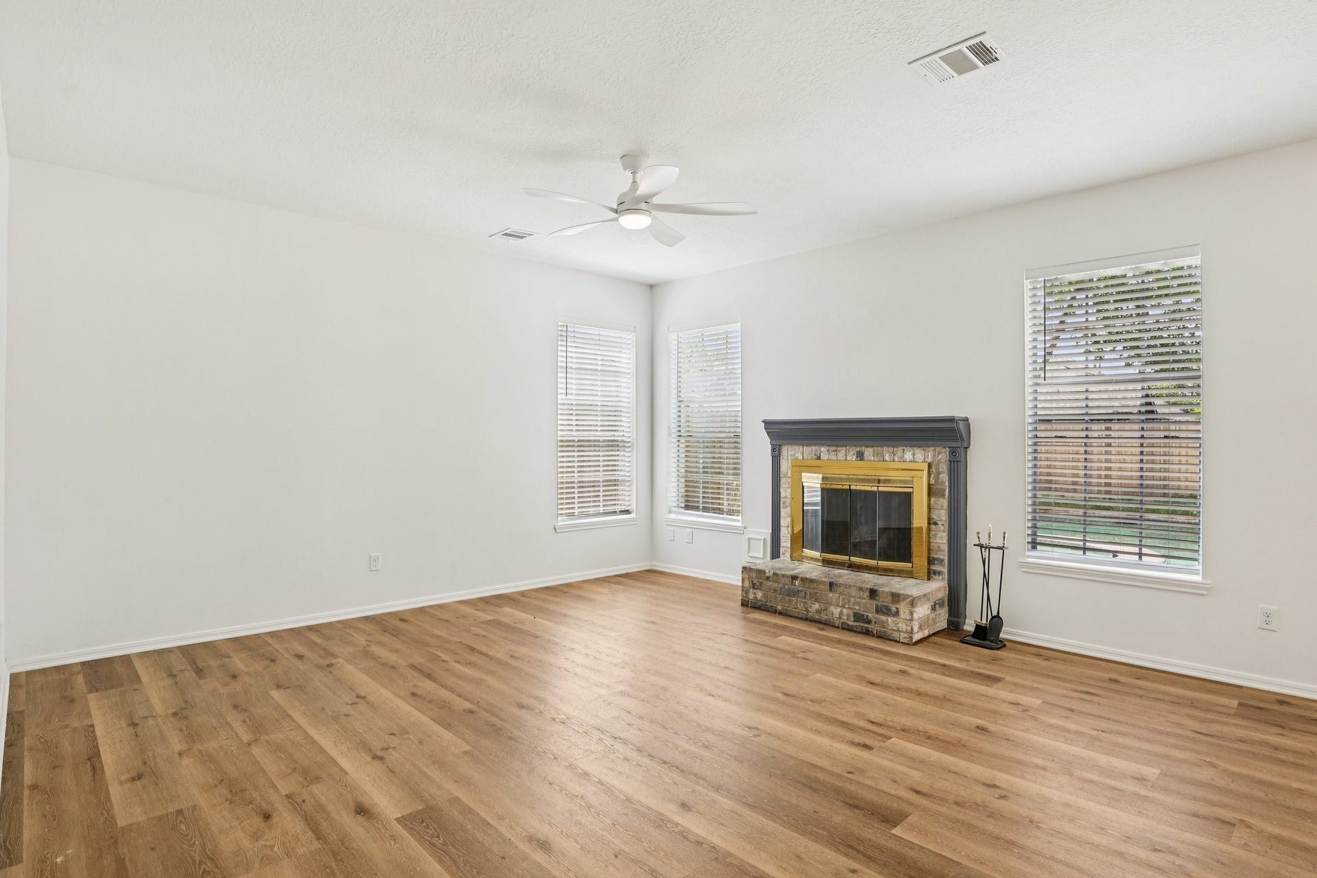 1808 N Mission Circle, Friendswood, TX 77546 1808 N Mission Circle, Friendswood, TX 77546
