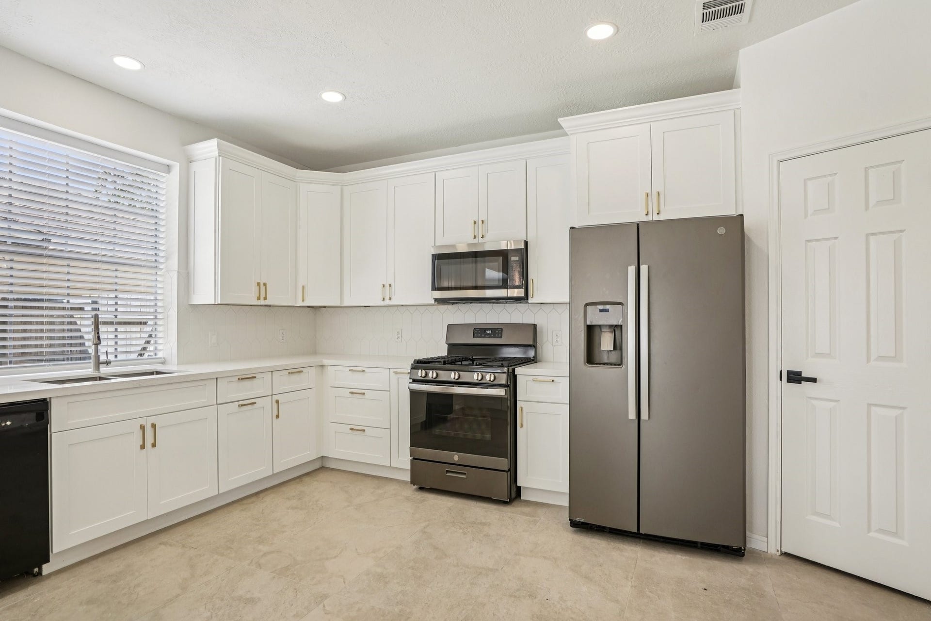 1808 N Mission Circle, Friendswood, TX 77546 1808 N Mission Circle, Friendswood, TX 77546