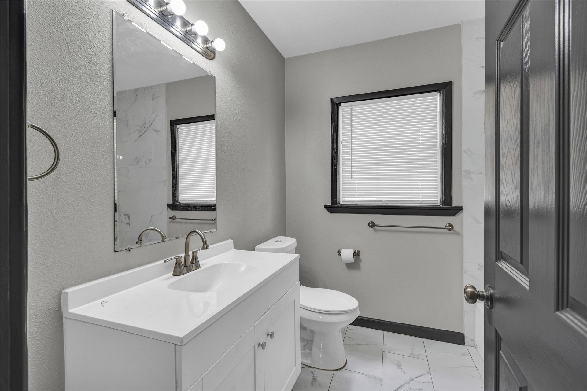 2642 Cedar Drive, La Marque, TX 77568 Secondary bathroom, shower/tub combo