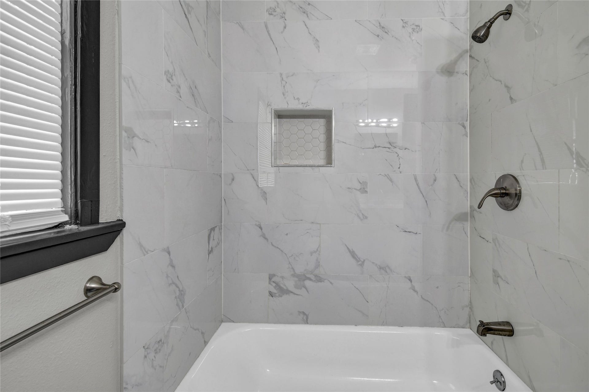 2642 Cedar Drive, La Marque, TX 77568 Secondary bathroom