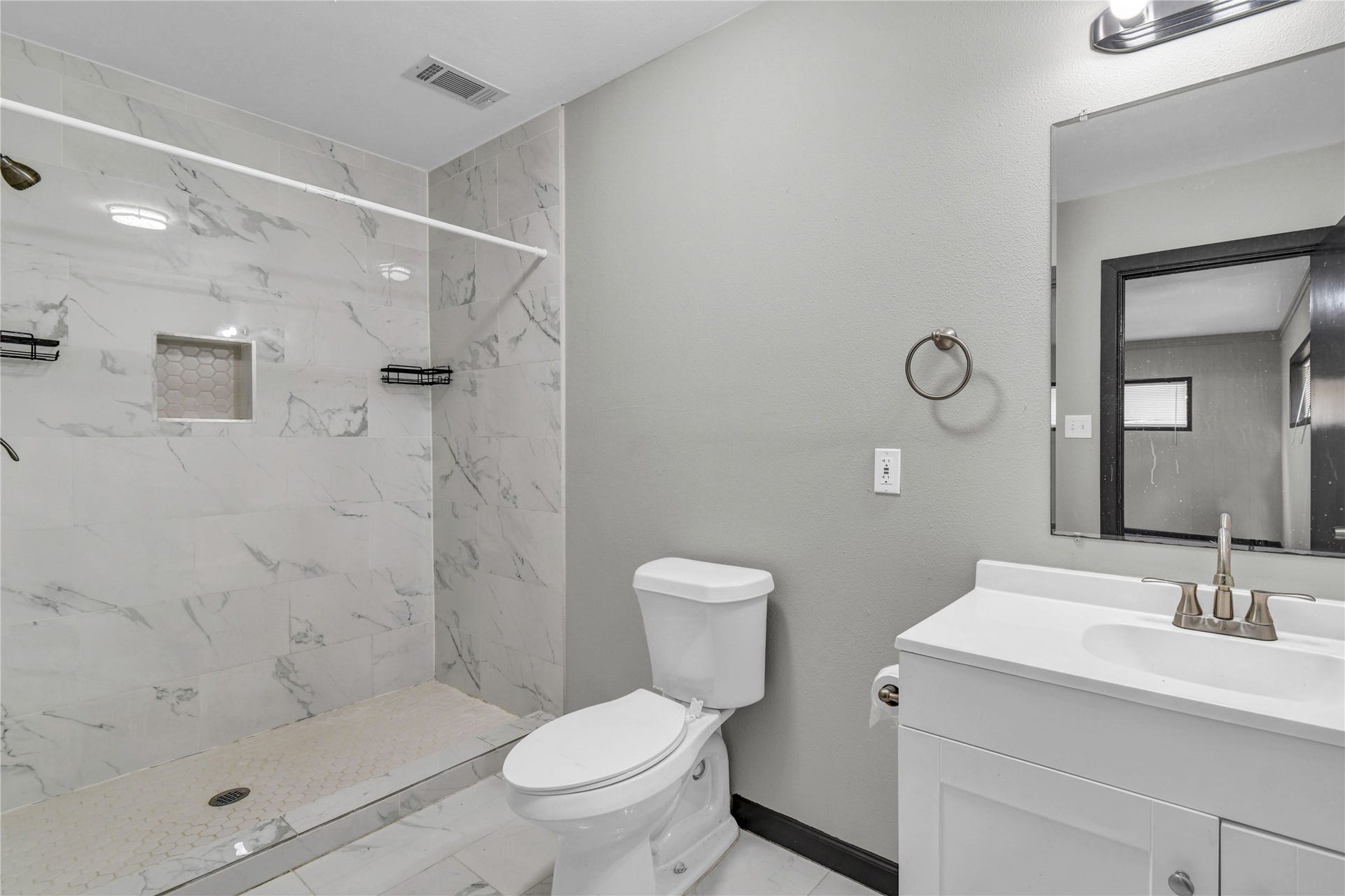 2642 Cedar Drive, La Marque, TX 77568 Primary bathroom
