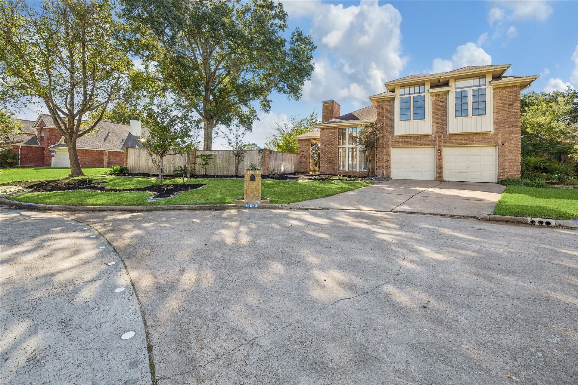 Cul de sac home with fresh loandscaping