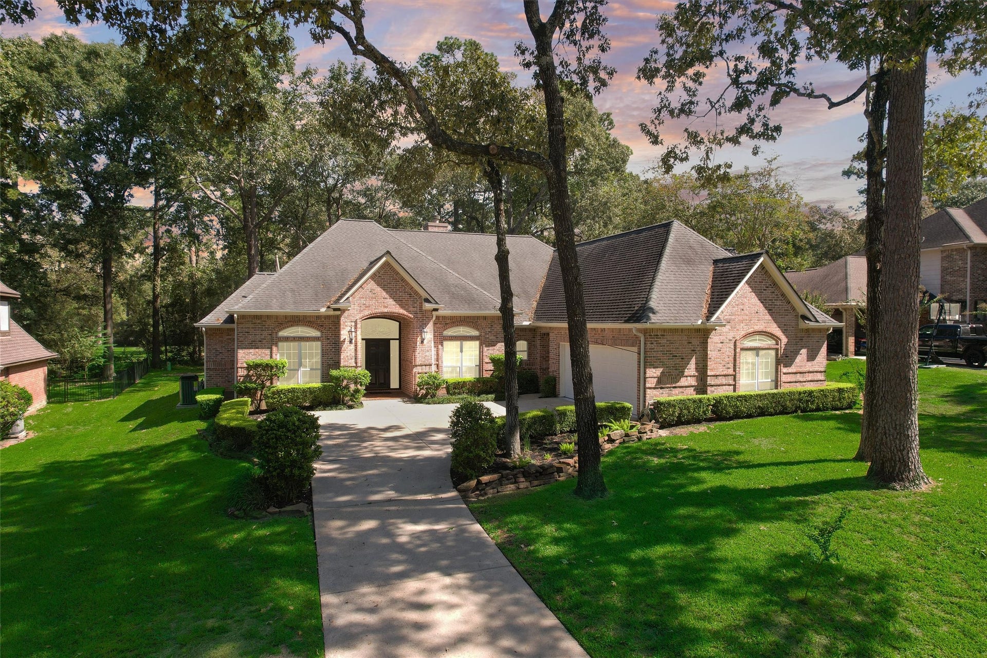 13 Royal Dalton Circle, Conroe, TX 77304 Welcome to 13 Royal Dalton Circle, a single-story brick custom built by local Monte Smith home set among mature trees in established Wedgewood neighborhood near Lake Conroe. Only one owner that lovingly maintained it since 1996. Update home. New HVAC. Roof 2019. And Generator.