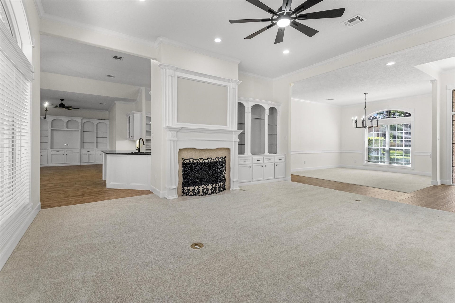 13 Royal Dalton Circle, Conroe, TX 77304 The seamless flow of this floorplan is perfect for hosting large gatherings. Upon entry, you are greeted by the formal dining and living areas, which feature a convenient pass-through leading directly into the breakfast room, den, and kitchen.
