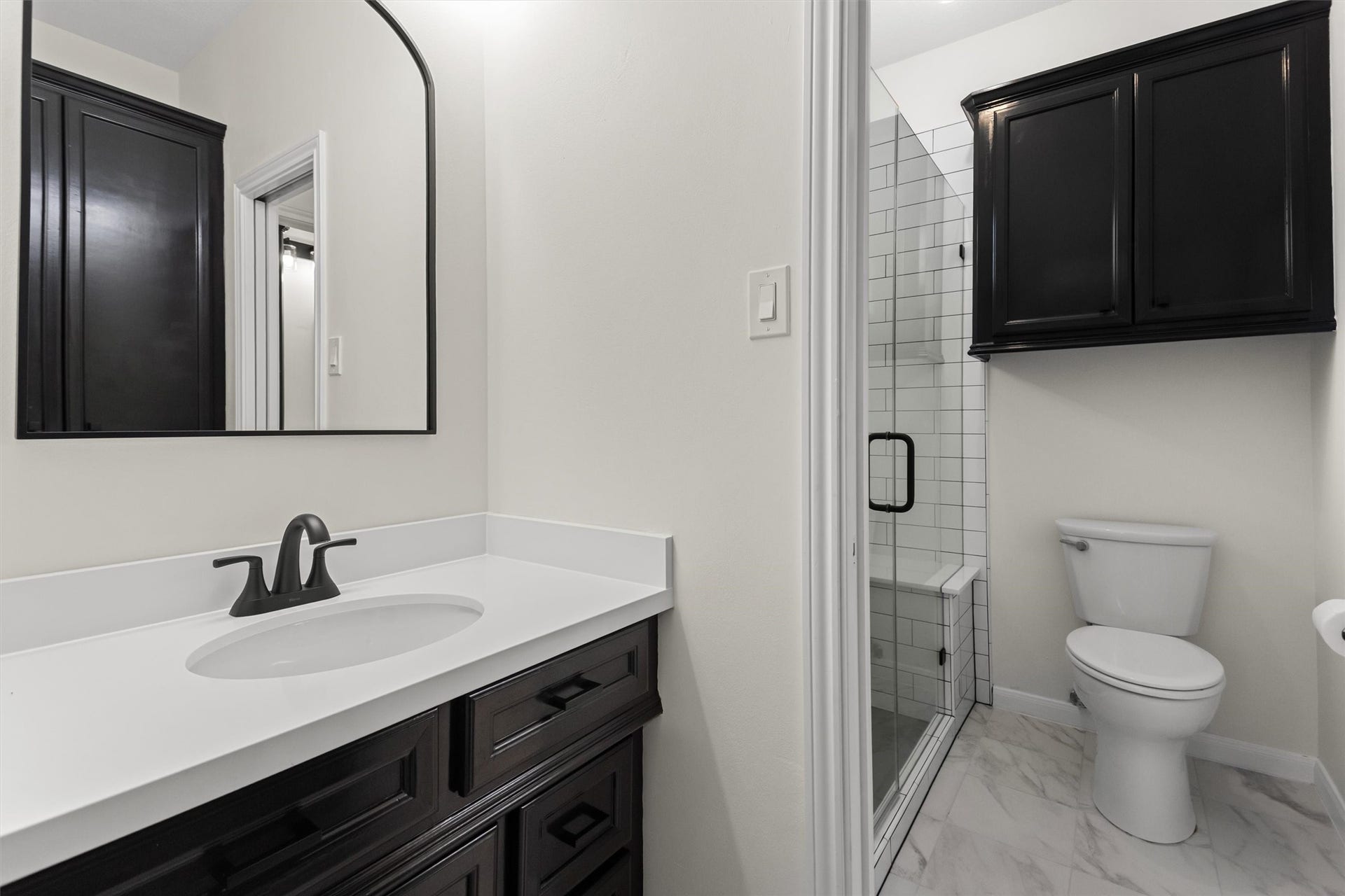 13 Royal Dalton Circle, Conroe, TX 77304 This recently updated Hollywood bathroom, shared by the two secondary bedrooms, features separate vanities and a shower.
