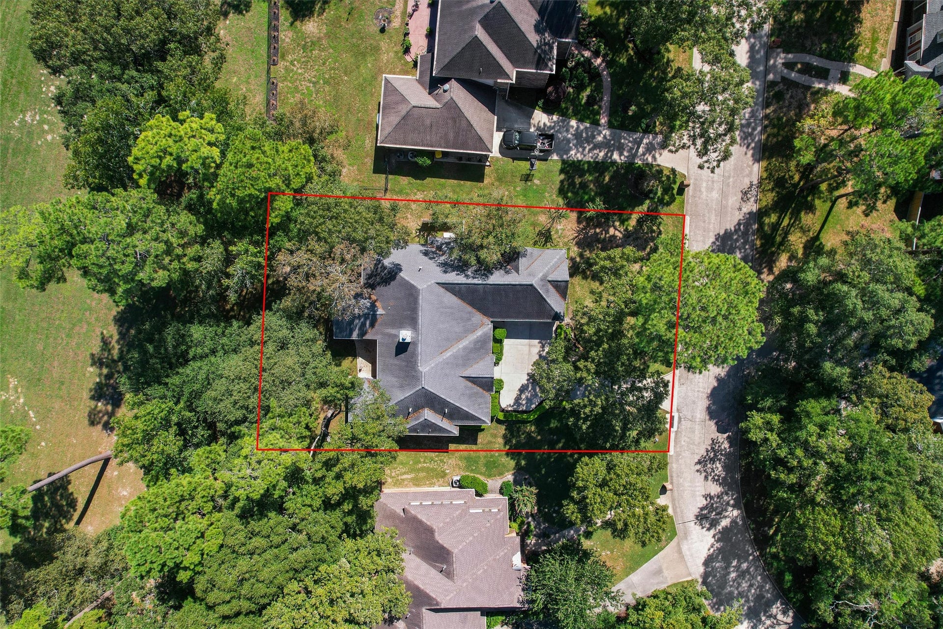 13 Royal Dalton Circle, Conroe, TX 77304 Aerial view showcasing the spacious lot and the beautiful mature oak trees providing ample shade.