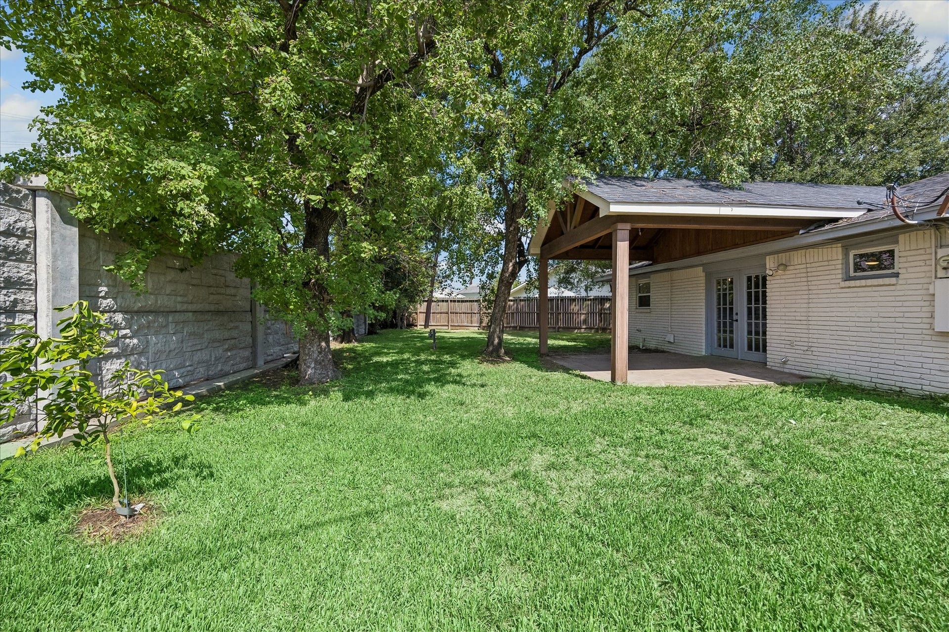 With ample space to customize, this backyard is ready to become your private oasis, whether you envision a play area, a garden, or simply a serene retreat for relaxation and entertaining. The possibilities are endless!