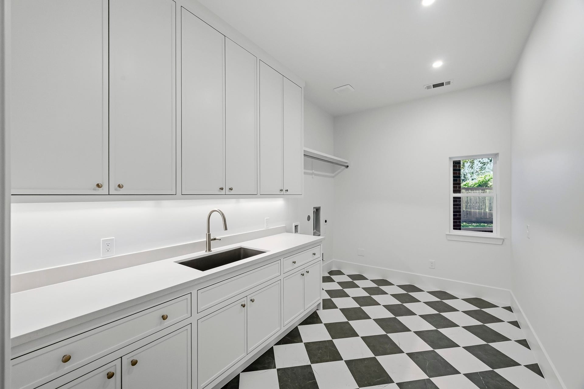 This stunning utility provides plenty of room for kennels or deep freezers!
