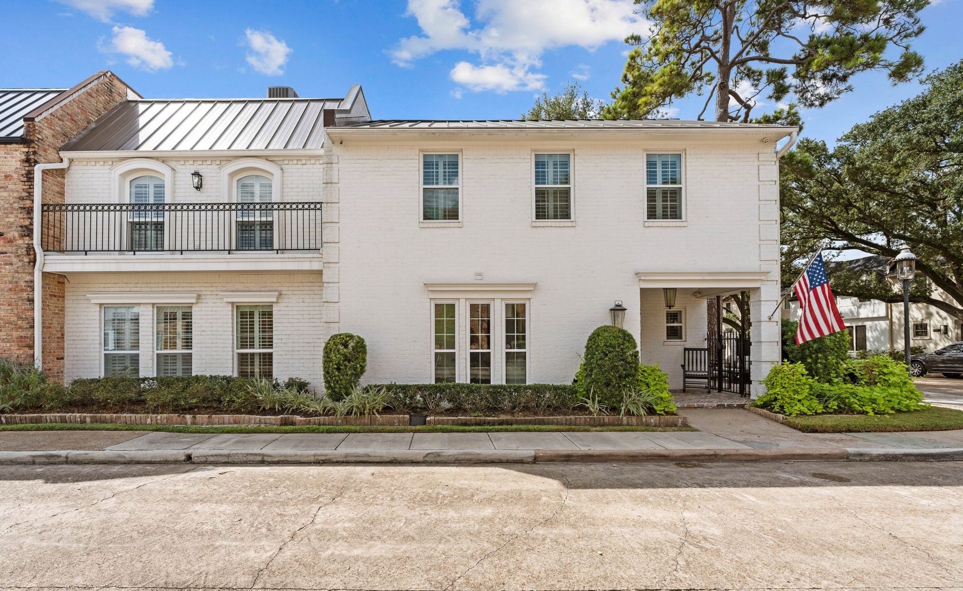 8619 La Fonte Street, Houston, TX 77024 Welcome to 8619 La Fonte St, a thoughtfully remodeled and expanded corner residence offering a generous floor plan, beautiful gathering spaces, & exceptional flexibility. From white brick exterior & metal roof to the mature landscaping & inviting covered entry, the home makes a beautiful statement from the moment you arrive. Prime location near Memorial Park, Uptown Park, the Houstonian & the Galleria.
