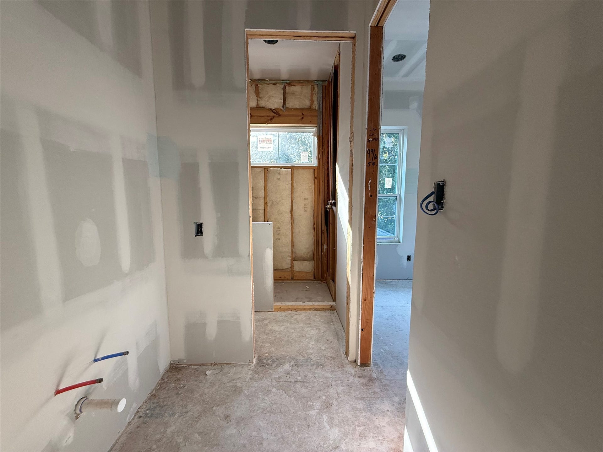 1021 Nadine Street, Houston, TX 77009 Guest bath 1. Opens to flex room as well.