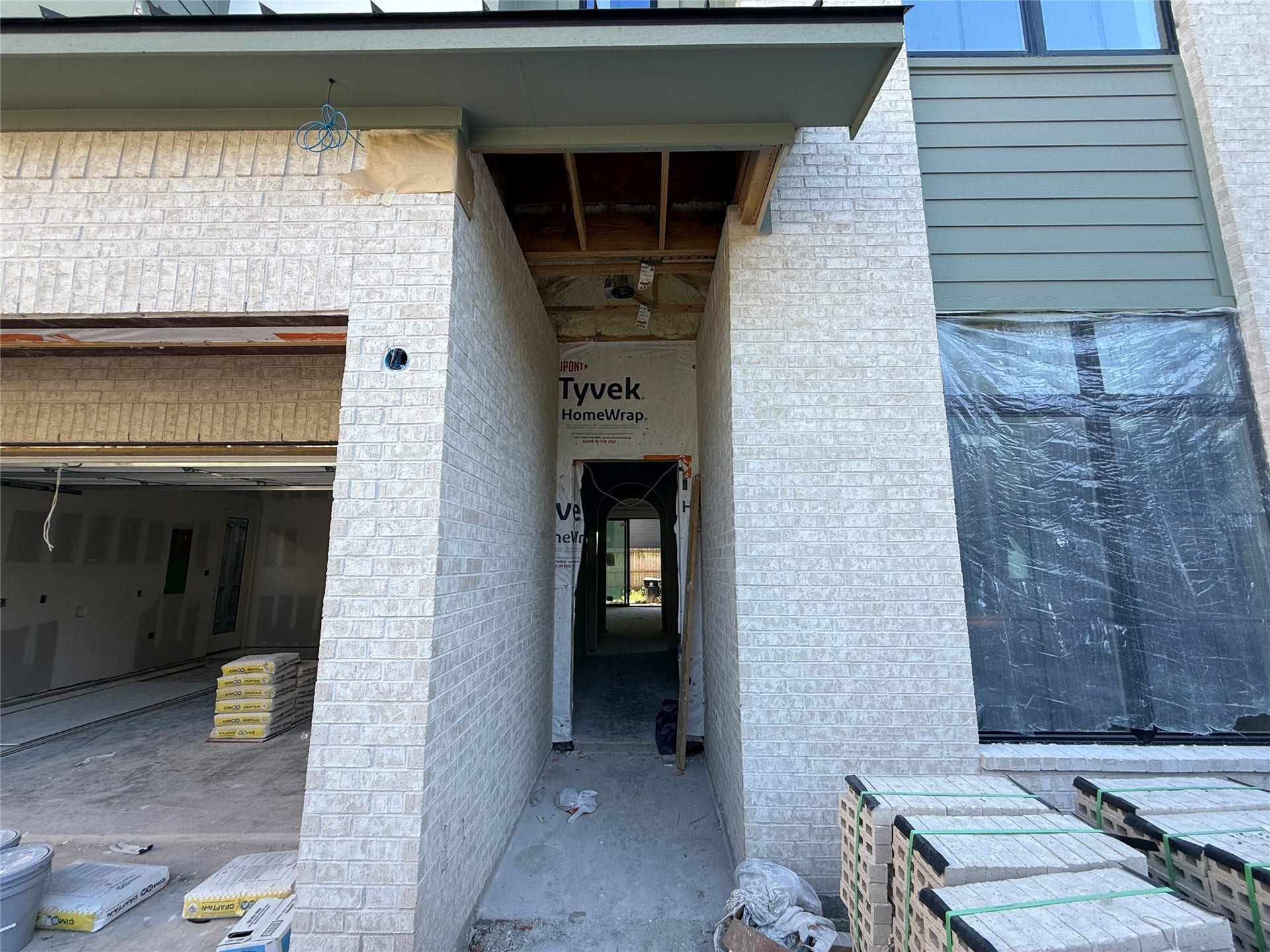 1021 Nadine Street, Houston, TX 77009 Welcome to 1021 Nadine! This beautiful 5-bed 5-bath new construction home is estimated to be complete by January 2027.