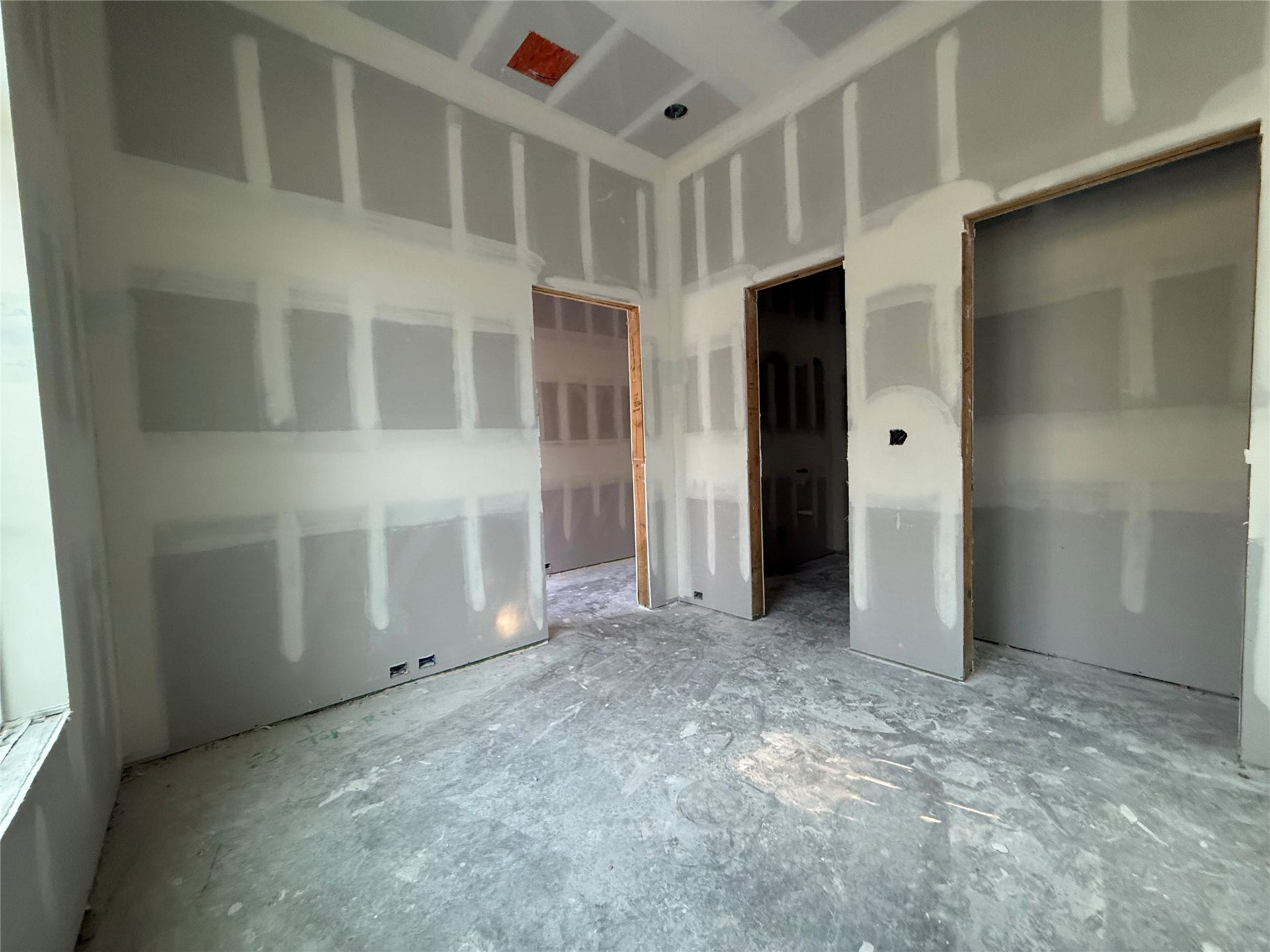 1021 Nadine Street, Houston, TX 77009 First floor large office with attached full bathroom can serve as a bedroom if desired.