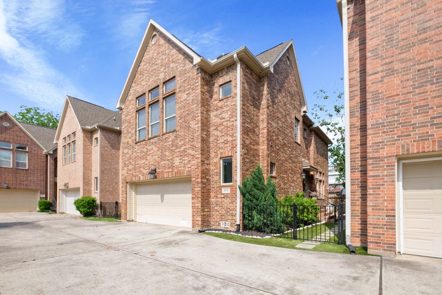 Property photo for 933 W 17th Street, Houston, TX