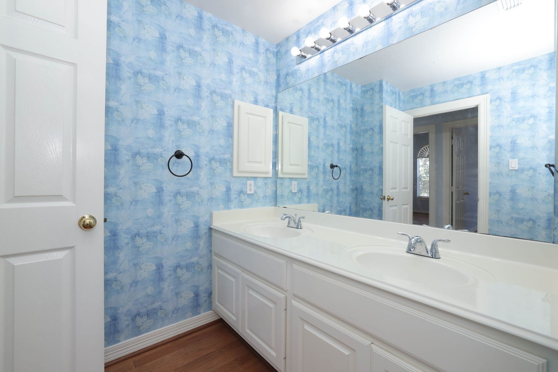 18302 Rittenhouse Park Court, Spring, TX 77379 Bathroom is shared with bedroom 2 and 3 and has double sinks.