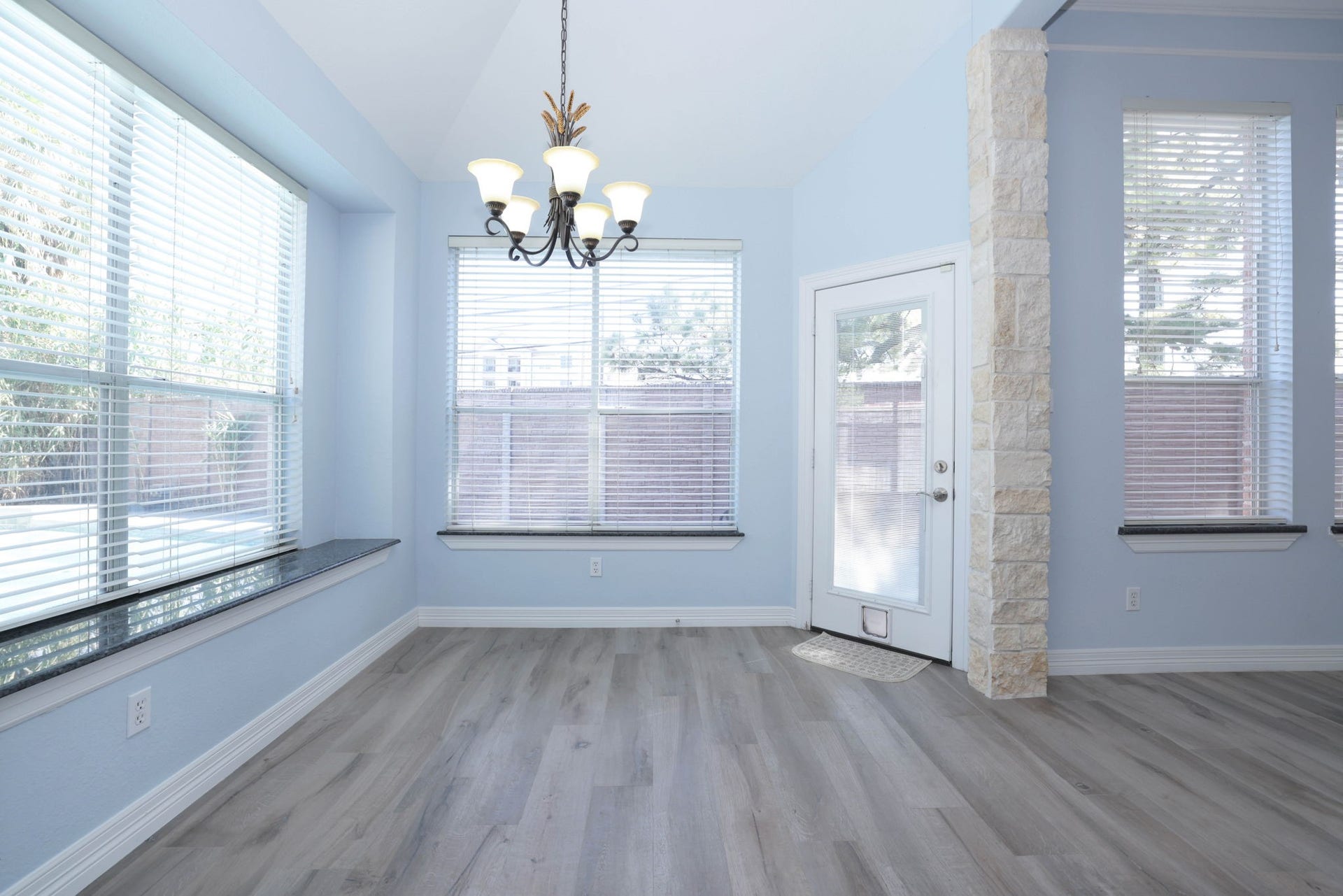 18302 Rittenhouse Park Court, Spring, TX 77379 The breakfast room has a view of the pool and a door out to it. There is a window seat with granite. All window window sills are granite.