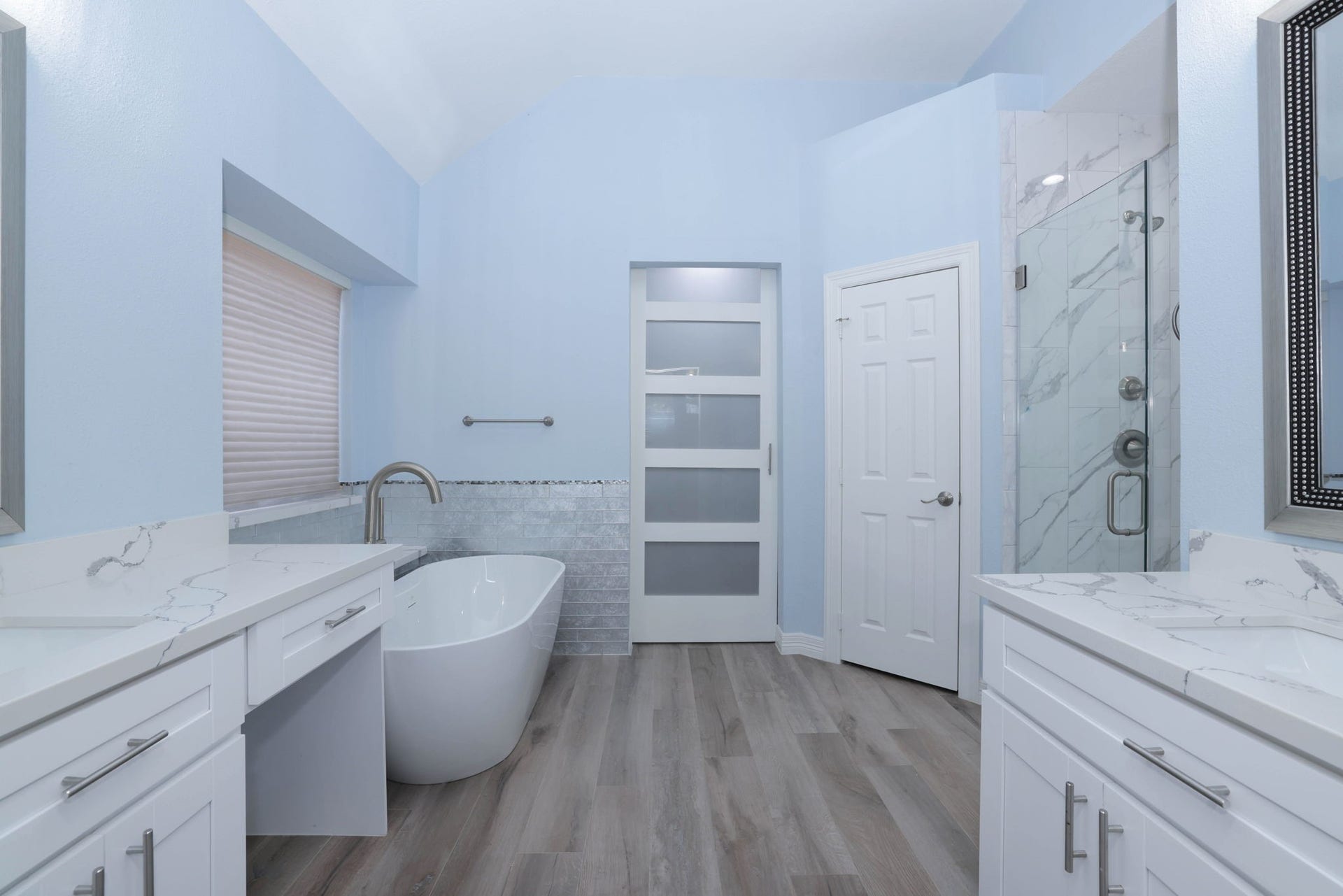 18302 Rittenhouse Park Court, Spring, TX 77379 Totally new primary bath with soft close cabinets, quartz counters, designer tile, double sinks, large shower, and free standing soaking tub.
