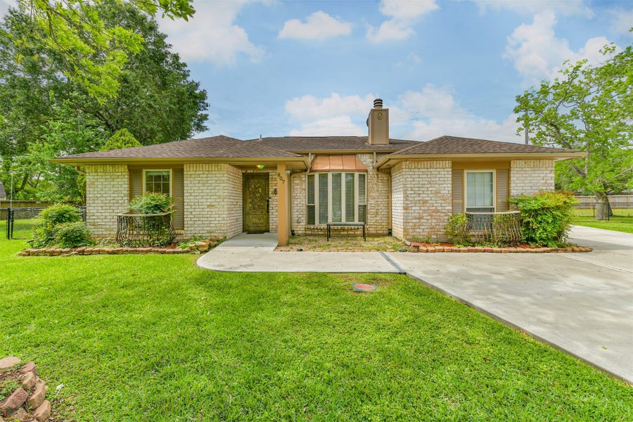Property photo for 807 Stadium Circle, Friendswood, TX
