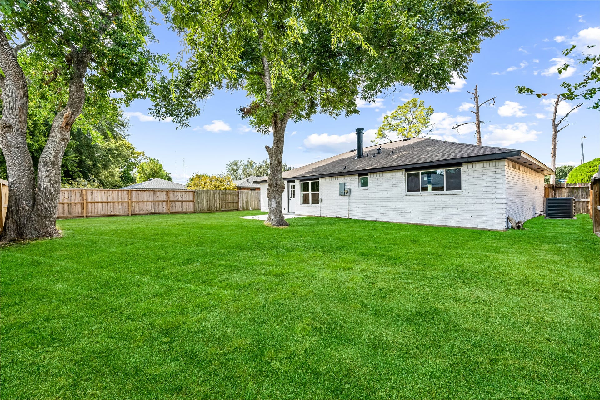 1803 Thornbrook Drive, Missouri City, TX 77489 Expansive backyard featuring a generous amount of open space