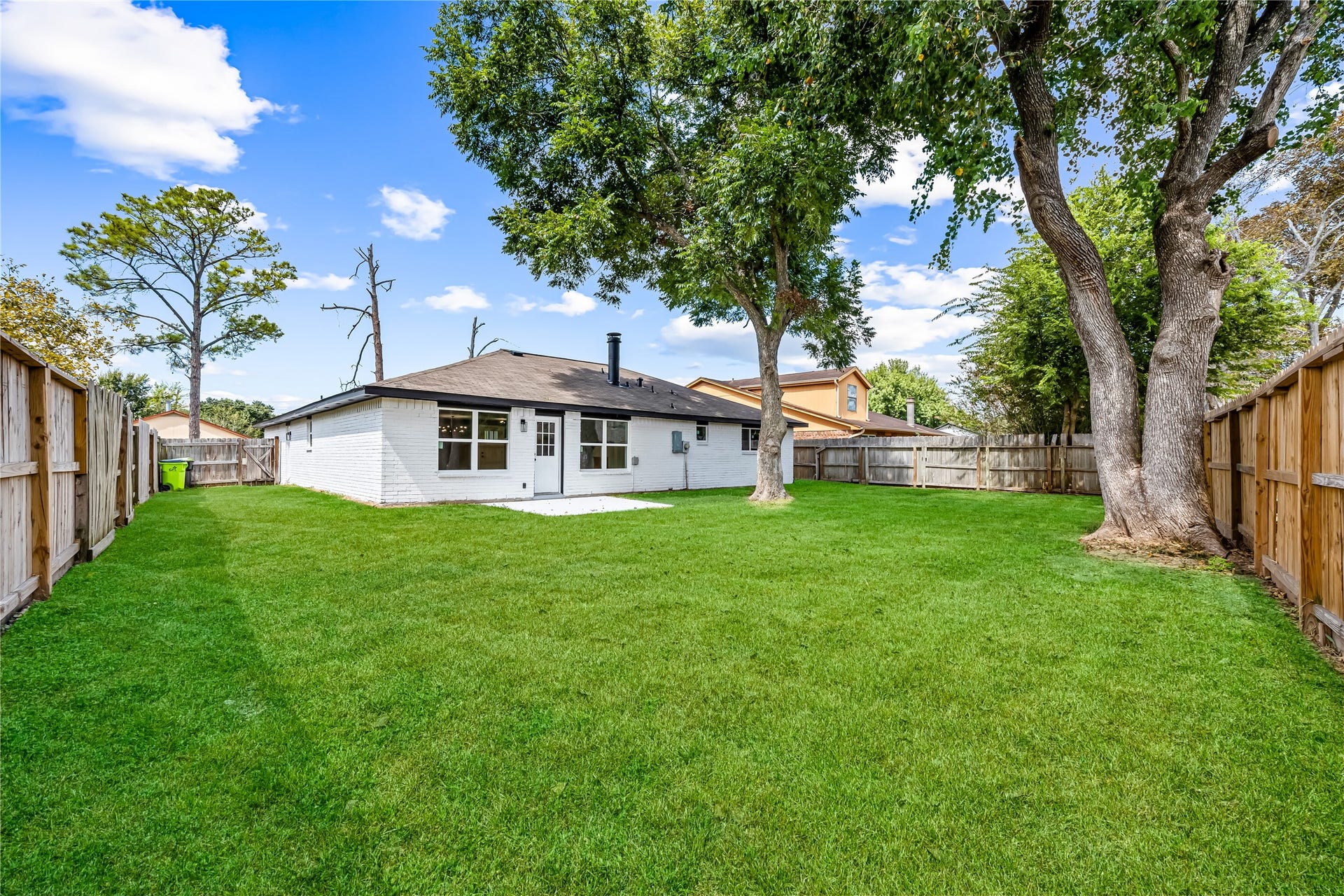 1803 Thornbrook Drive, Missouri City, TX 77489 Expansive backyard offering an exceptional amount of open space