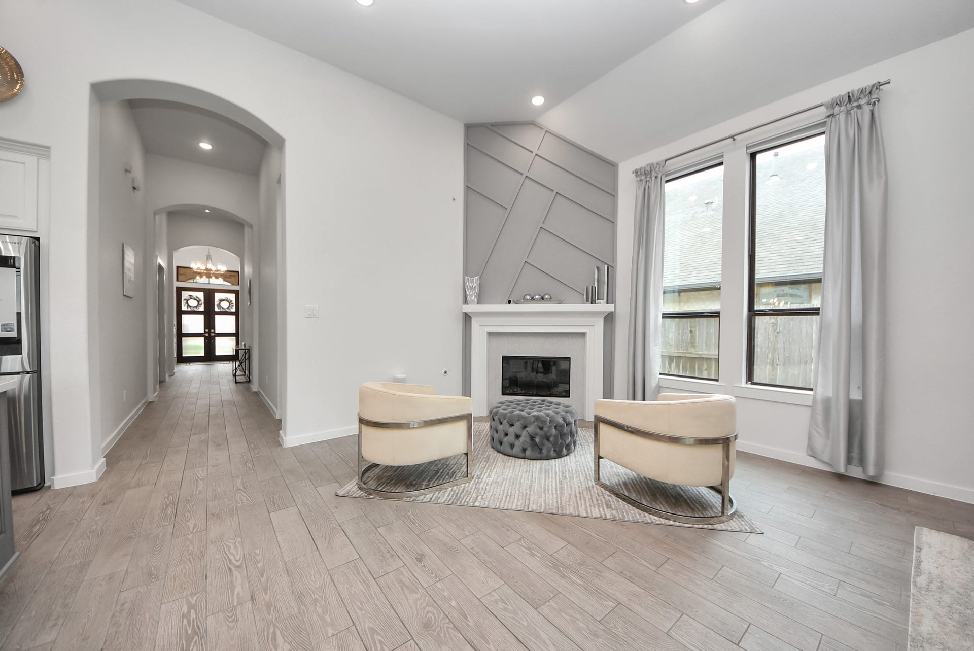 10014 Galileo Lane, Iowa Colony, TX 77583 Bright and inviting entryway with neutral finishes and abundant natural light.