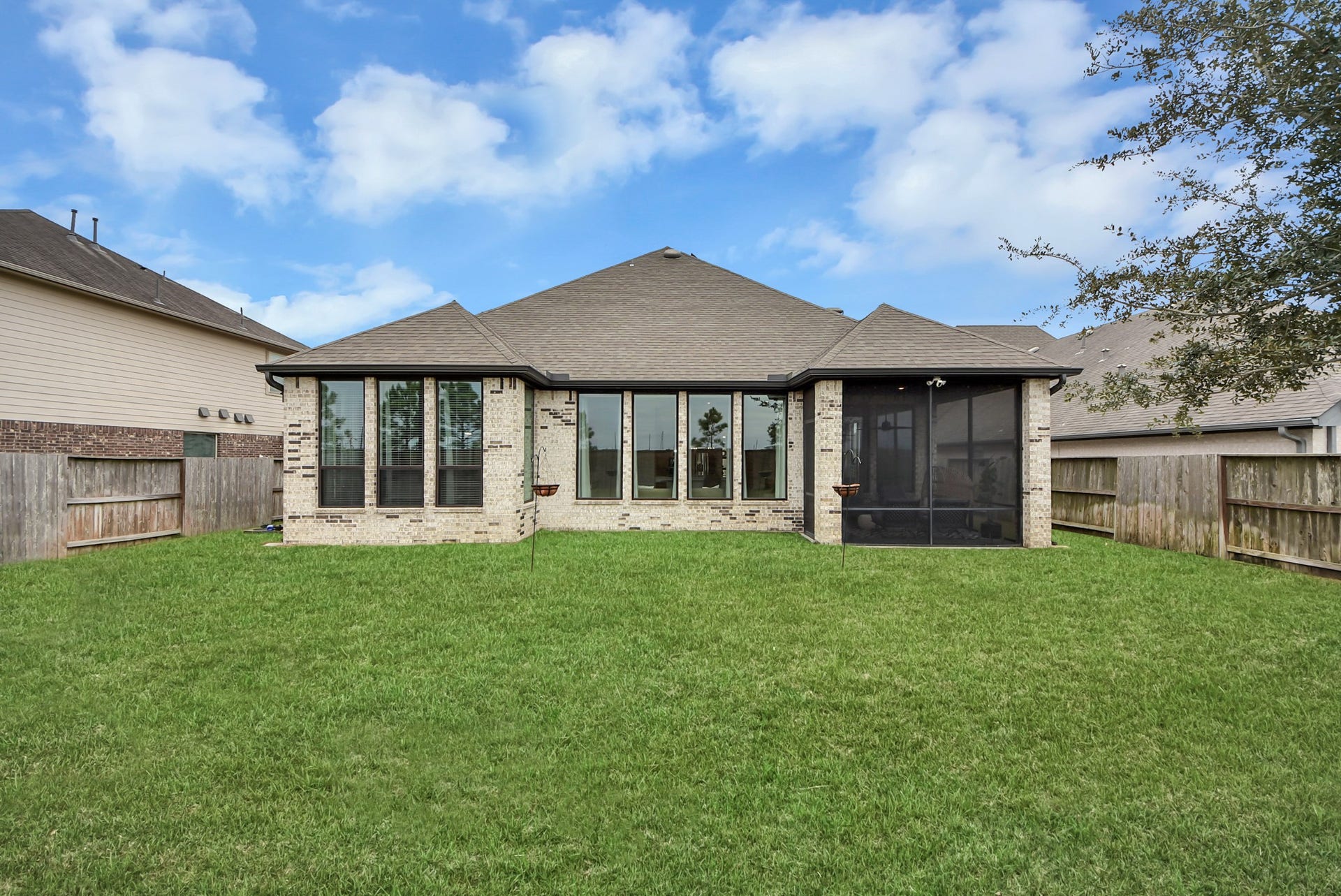 10014 Galileo Lane, Iowa Colony, TX 77583 Spacious backyard featuring a well-maintained lawn and covered patio.