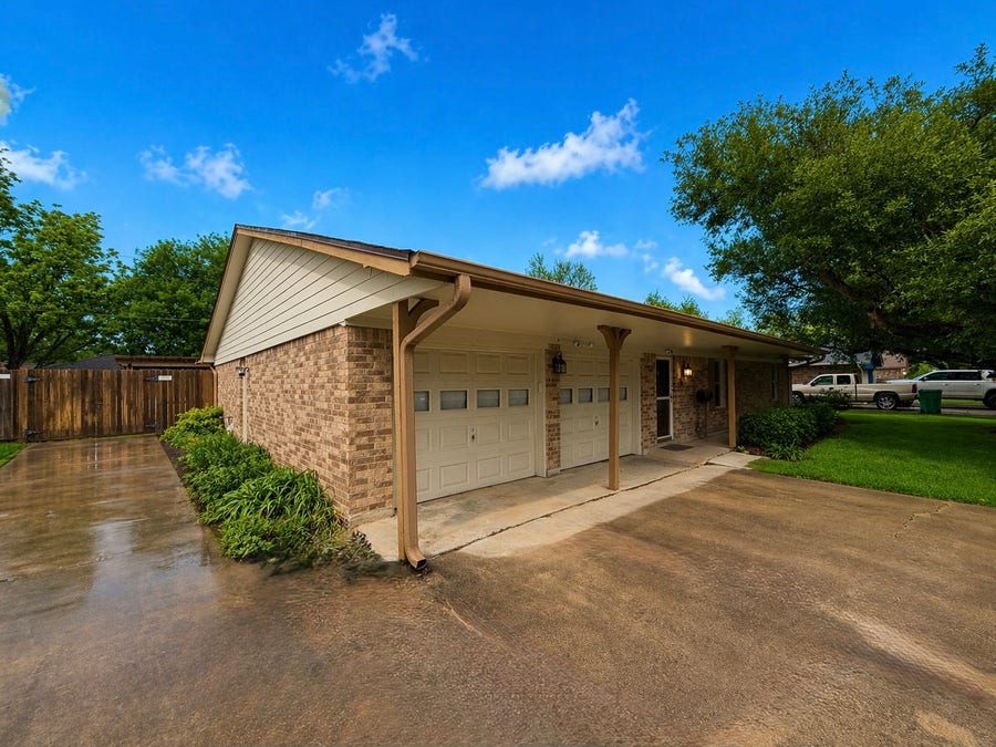 Property photo for 913 Cannan Drive, Angleton, TX